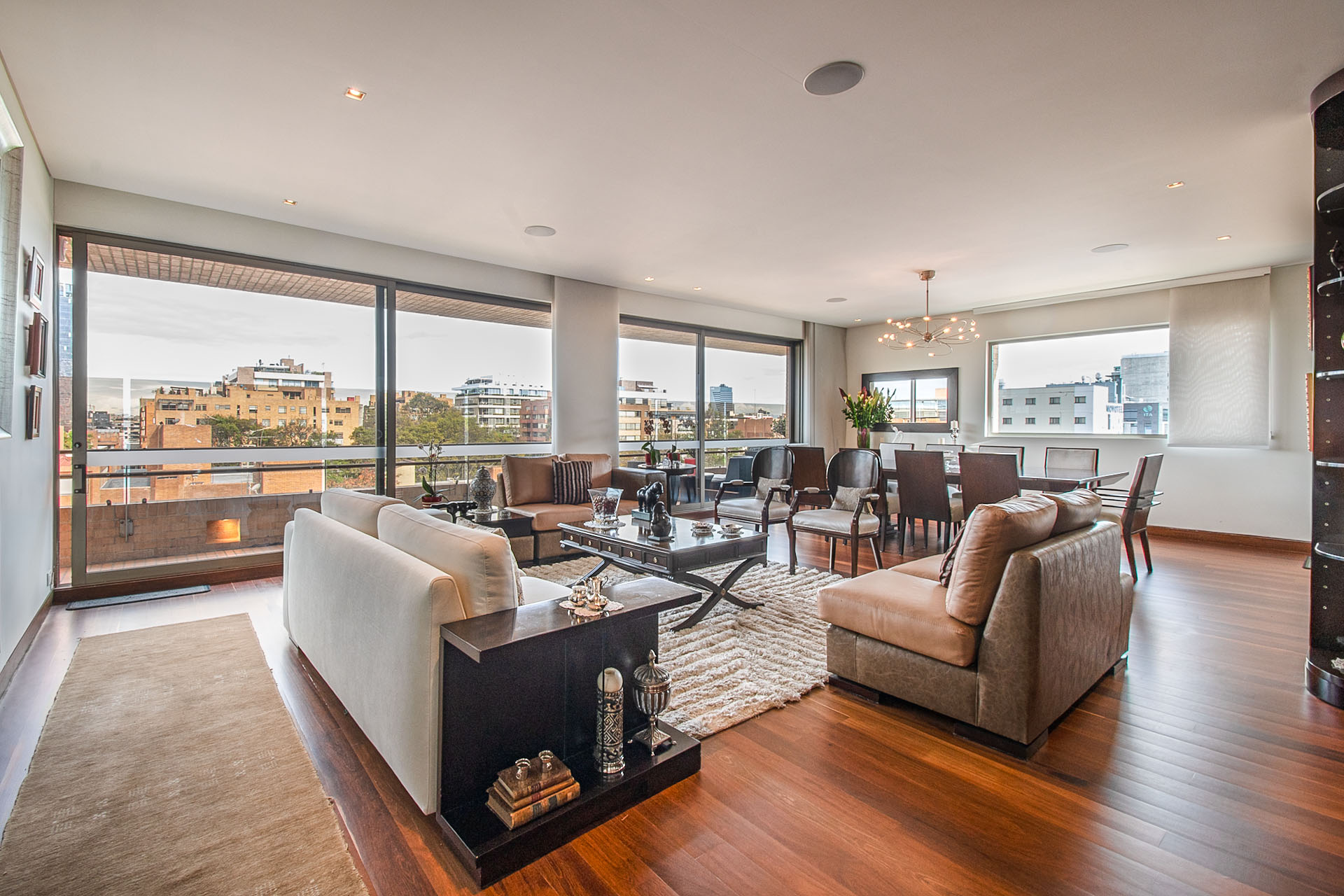 Exclusivo apartamento con terraza y balcón para venta en Cabrera