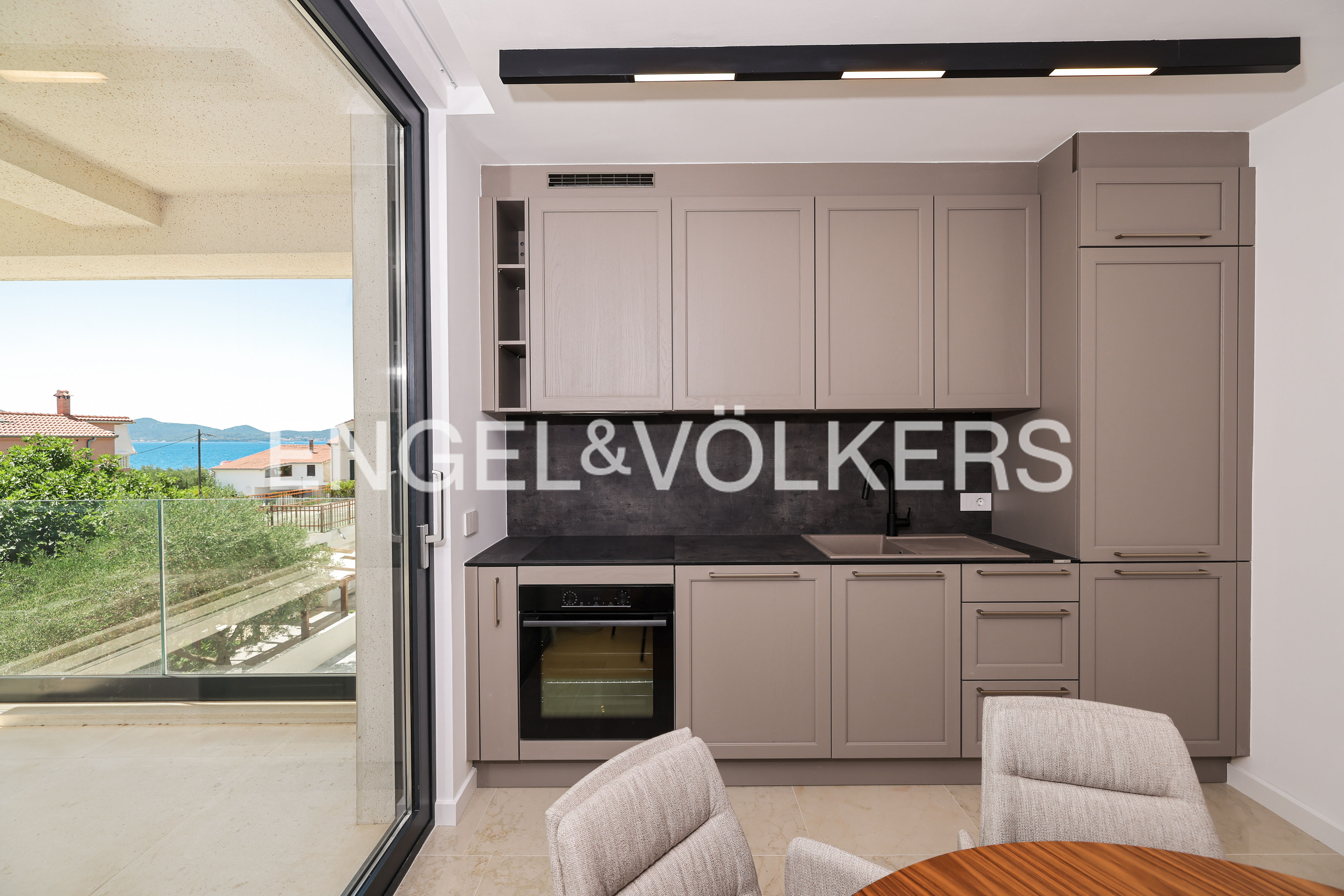 Modern 3‑Bedroom Seaview Apartment E4