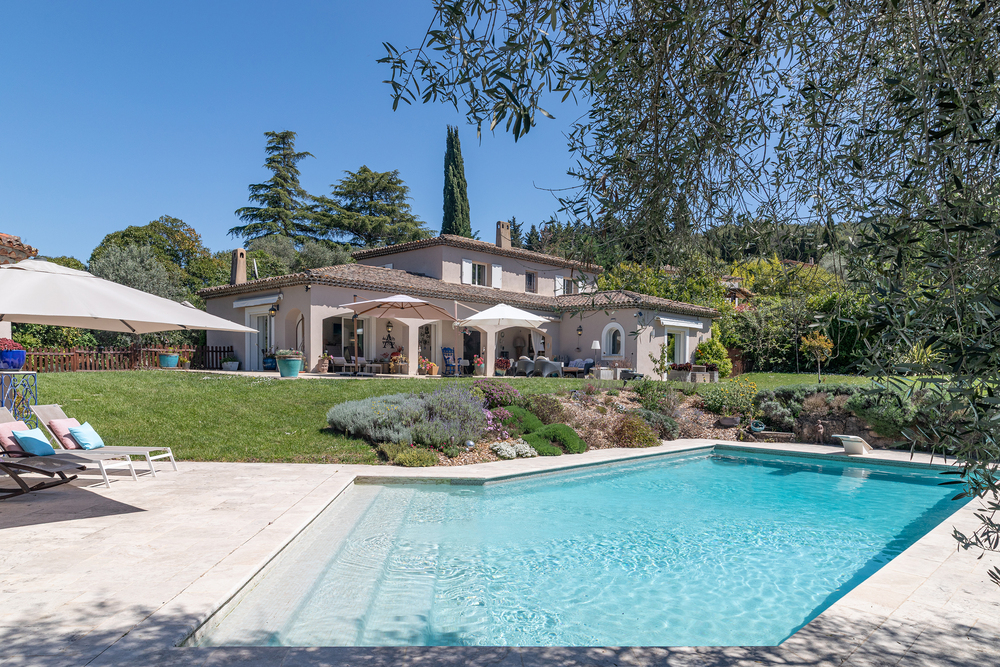 Charming property in the heart of a preserved setting