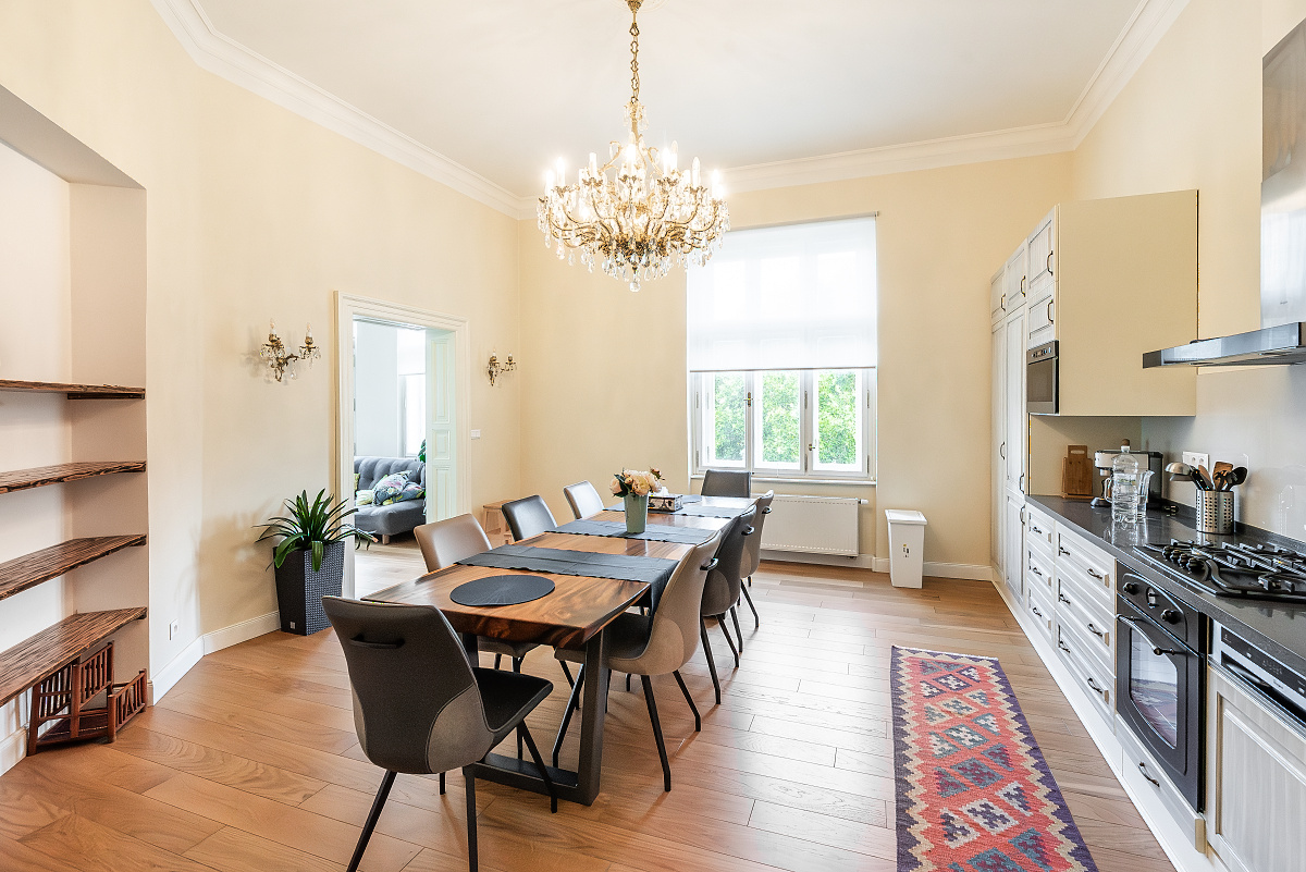rent a 3+1 apartment on Petrské Náměstí square