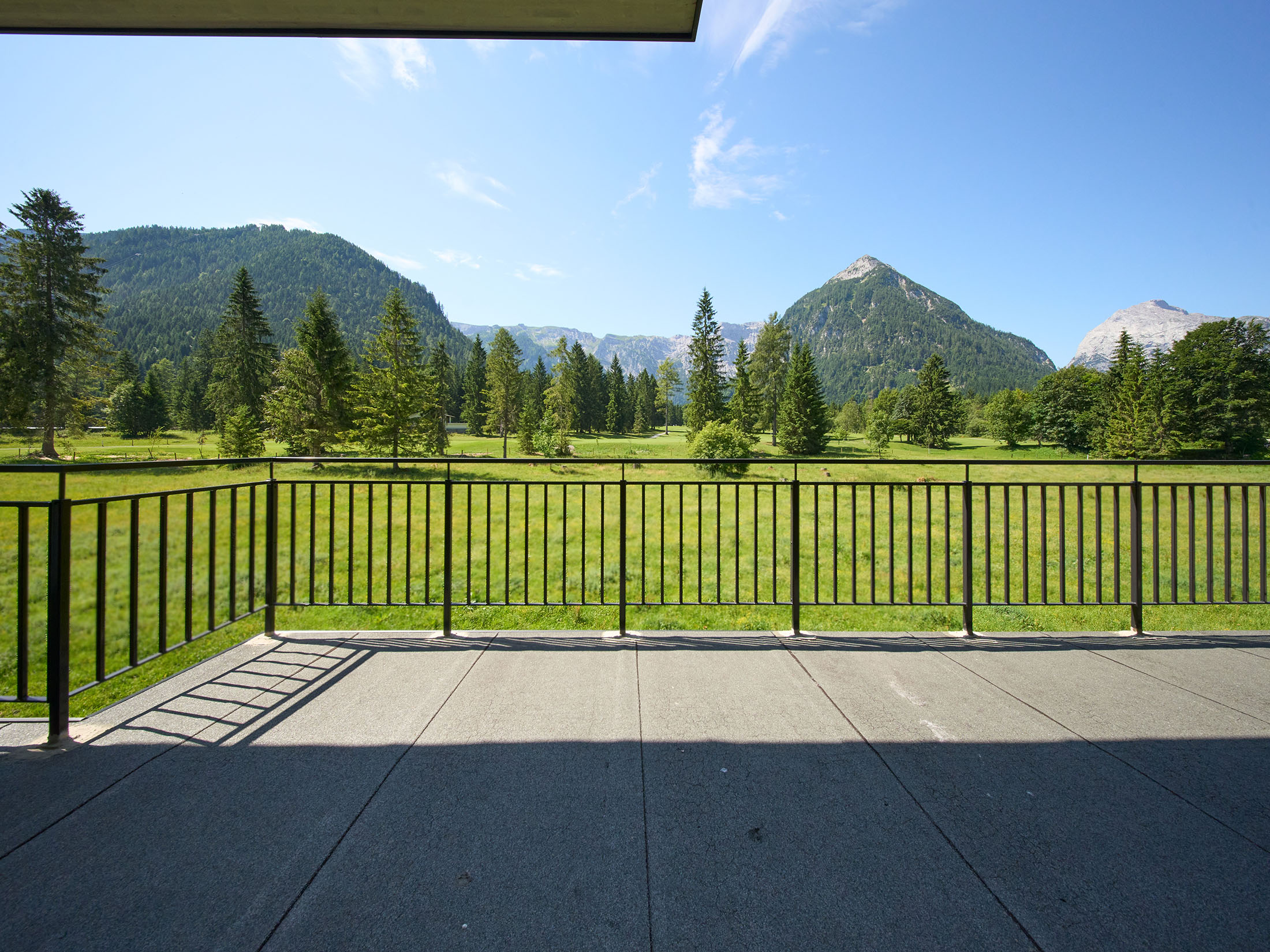 Großzügige Dachgeschoss-Residenz direkt am Golfplatz