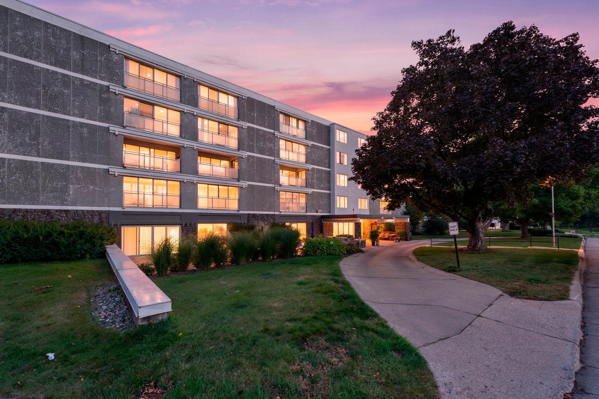 Sunlit Condo with Screened Porch and Heated Garage