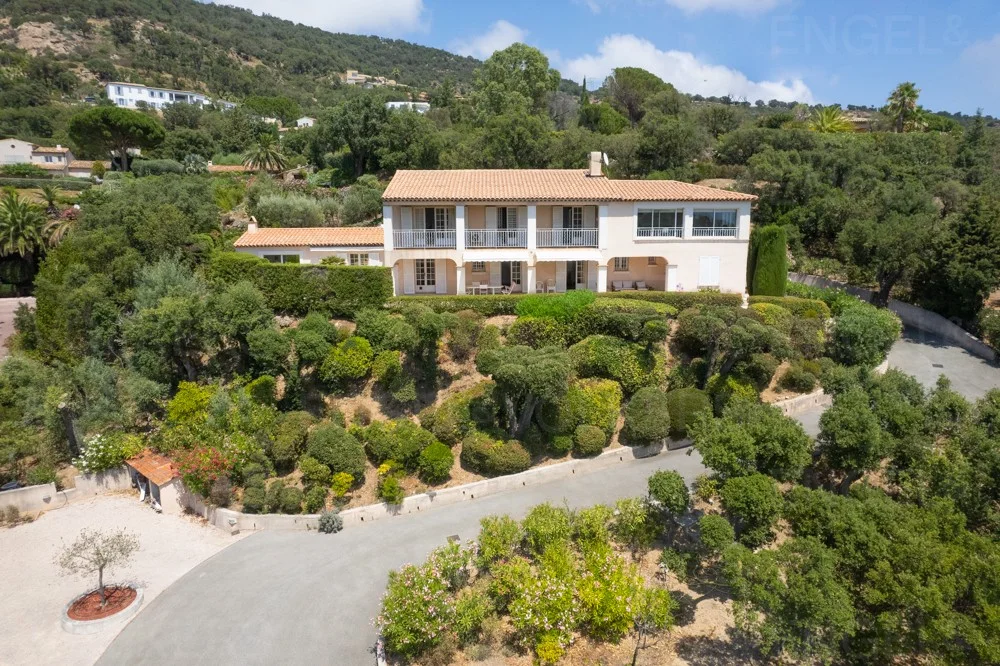 Beautiful Provencal villa with breathtaking views over the Gulf of Saint-Tropez