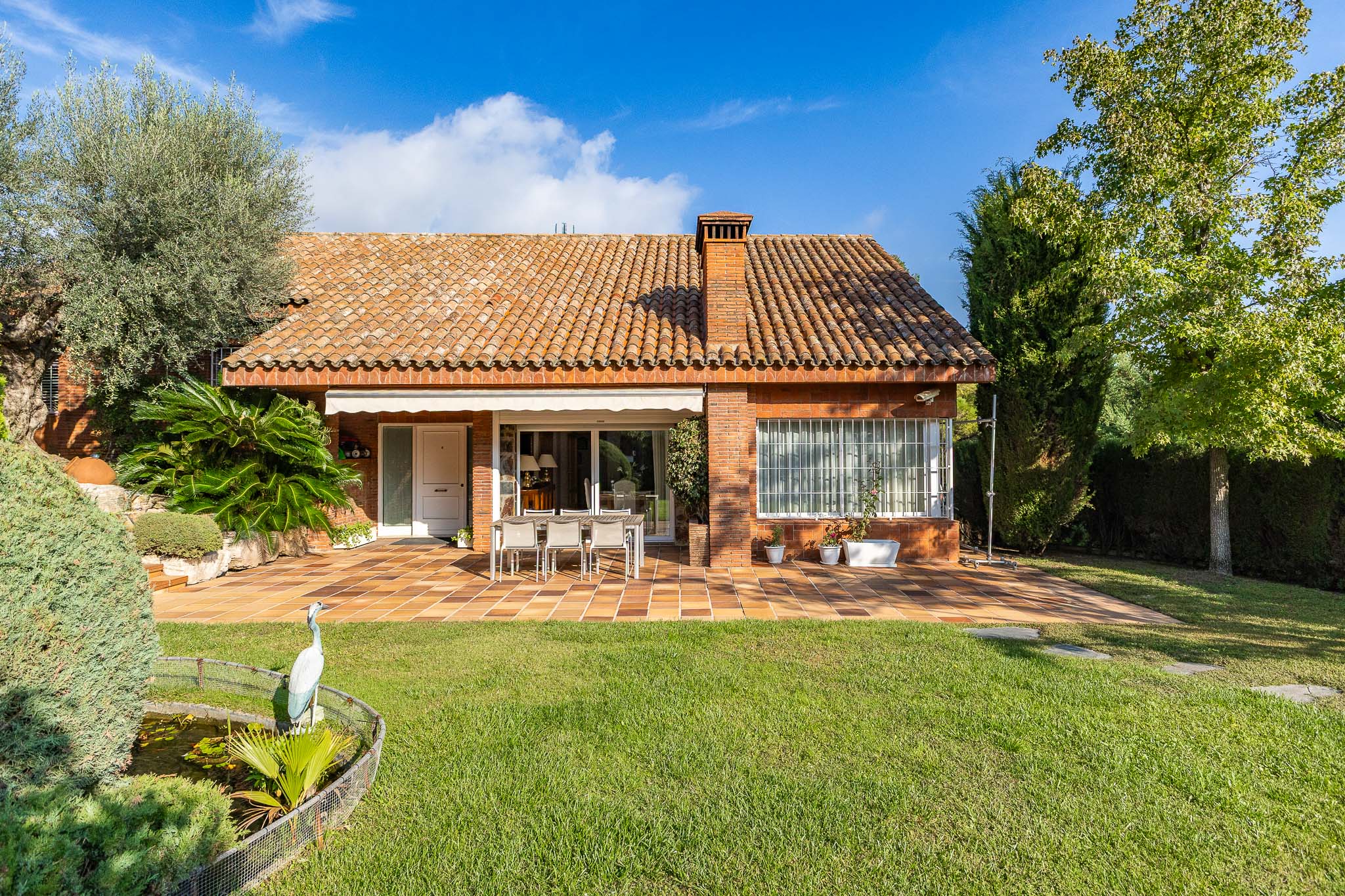 Light, privacy, and nature: Spectacular corner villa in Bellaterra