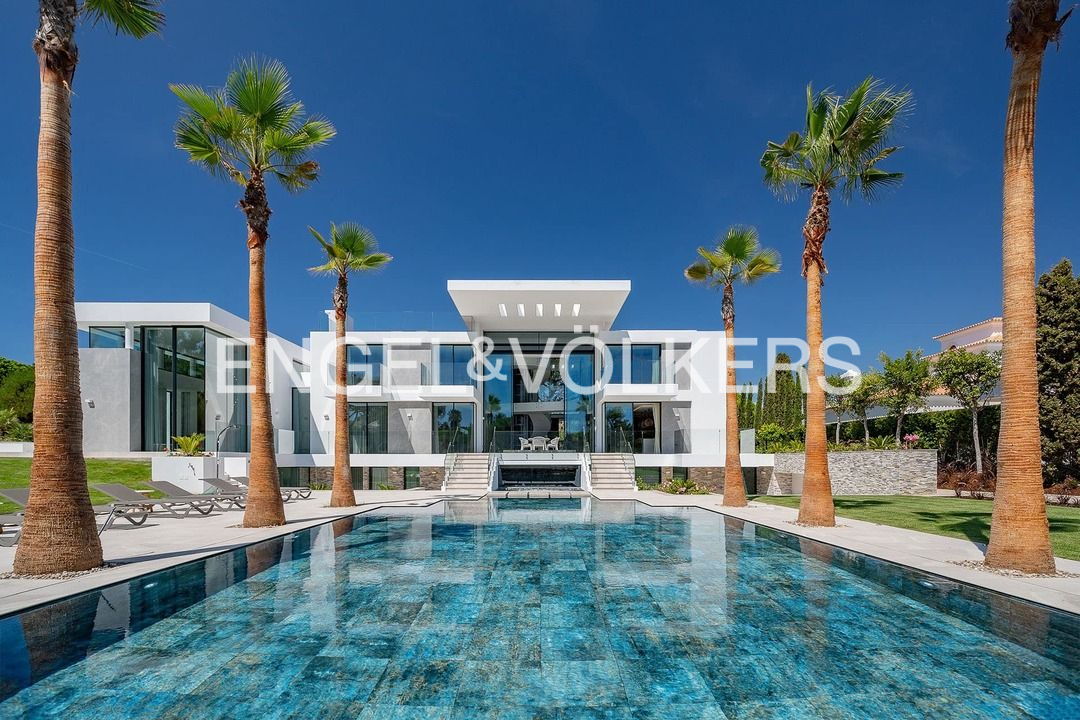 Stunning Contemporary 7 Bedroom Villa Close to Beach and Golf Course