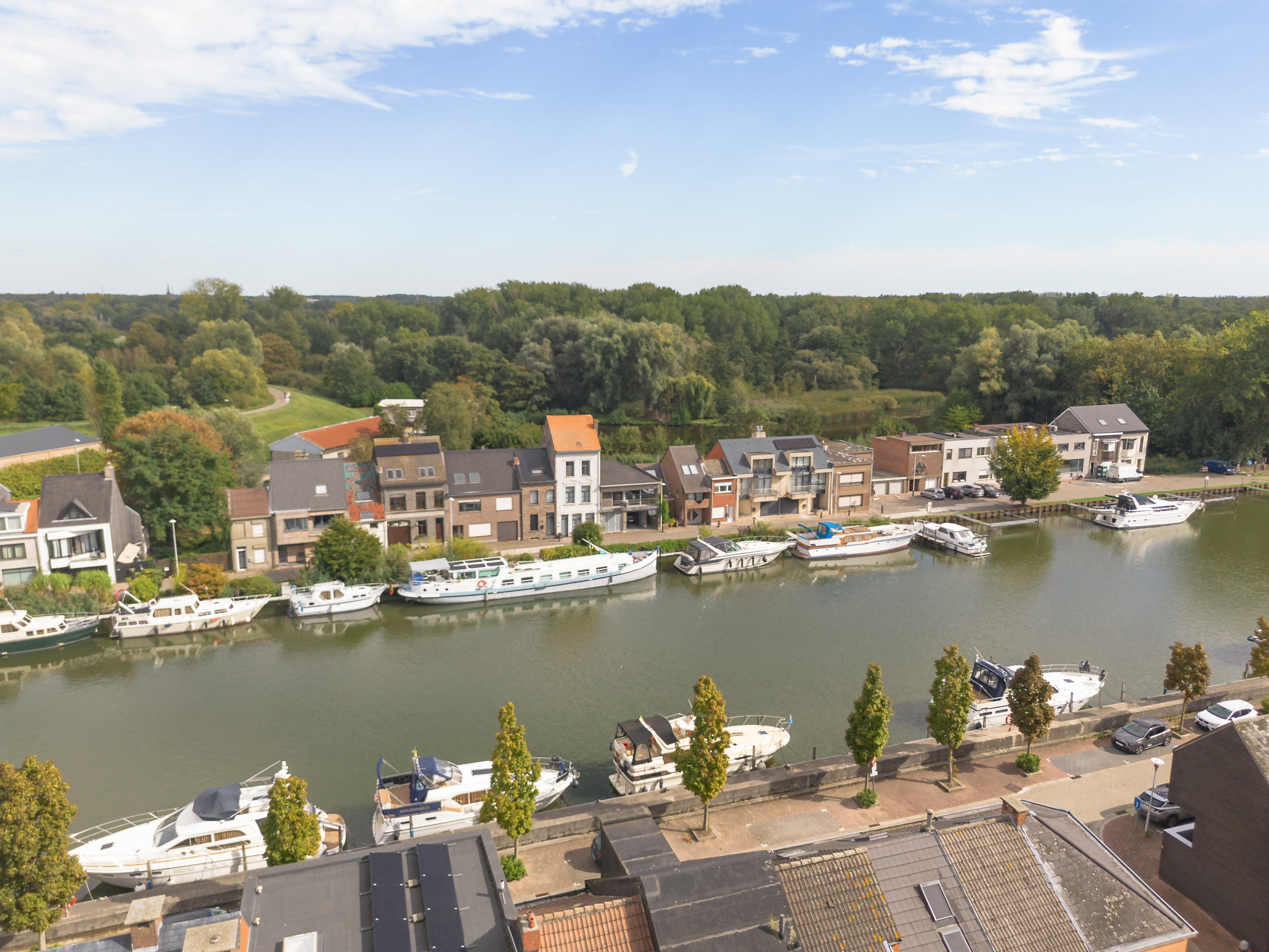 Woning met magazijn en zicht op water