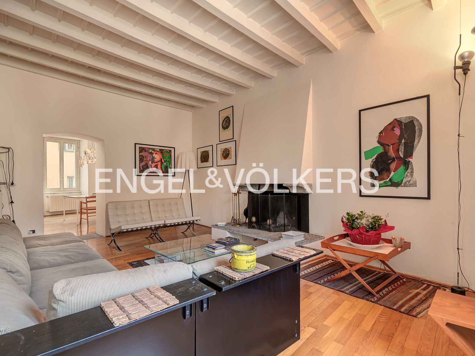 Grosses Designhaus nur einen „Steinwurf“ vom See entfernt