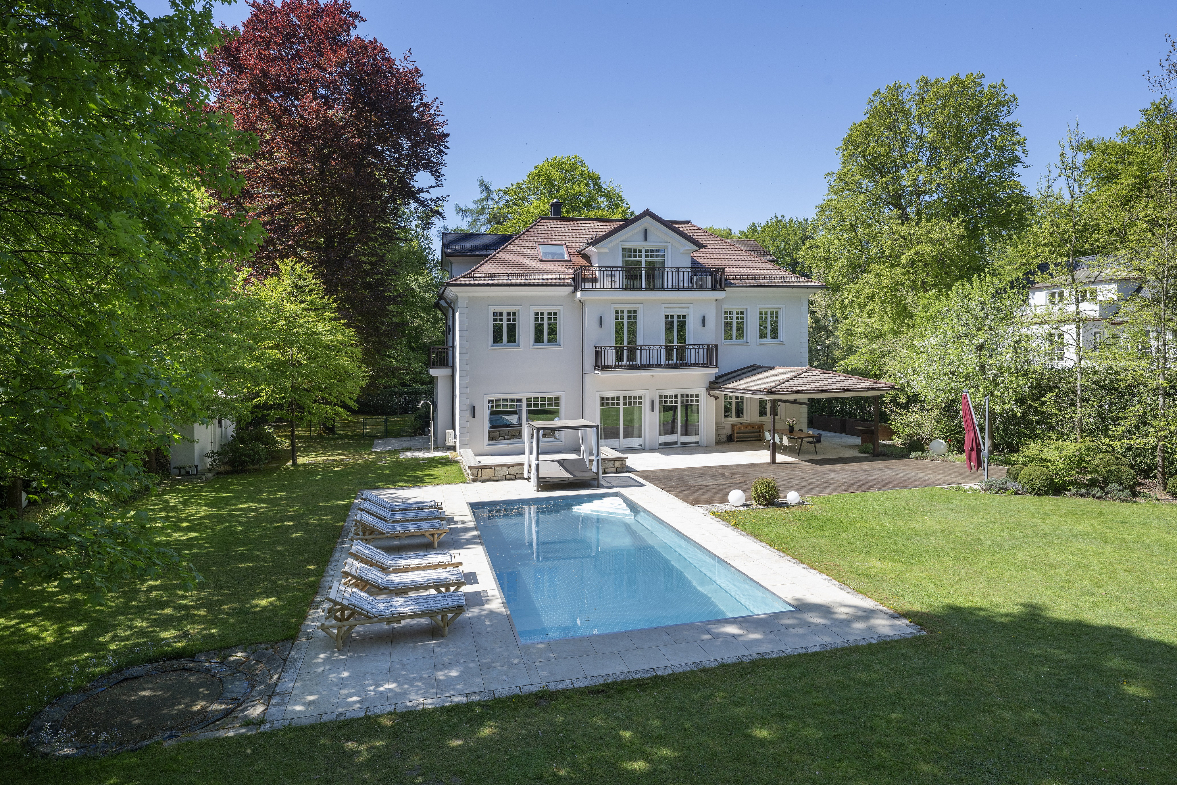 Stately classic-style estate on the high banks of the Isar in Pullach – a refuge with complete privacy