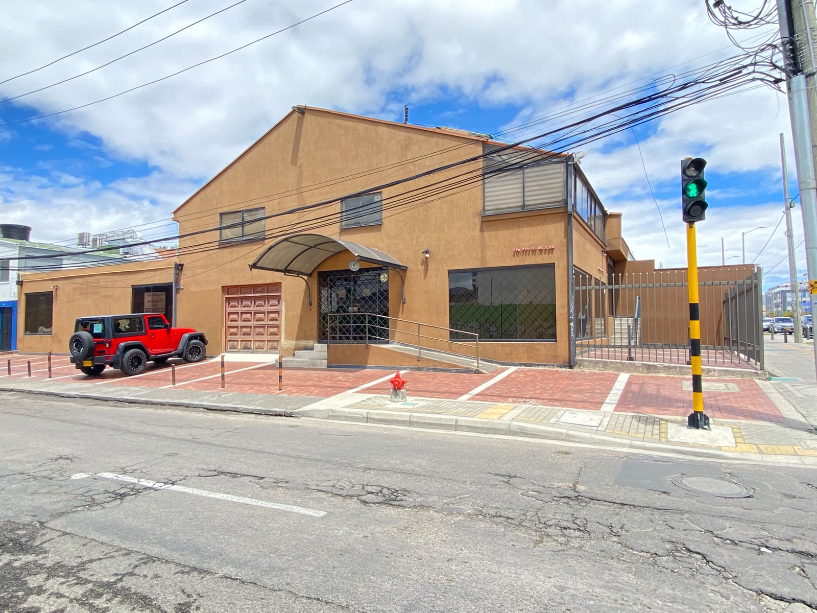 Arriendo Oficinas 560 m², Uso Salud, Ips; Clinicas14 parqueadero