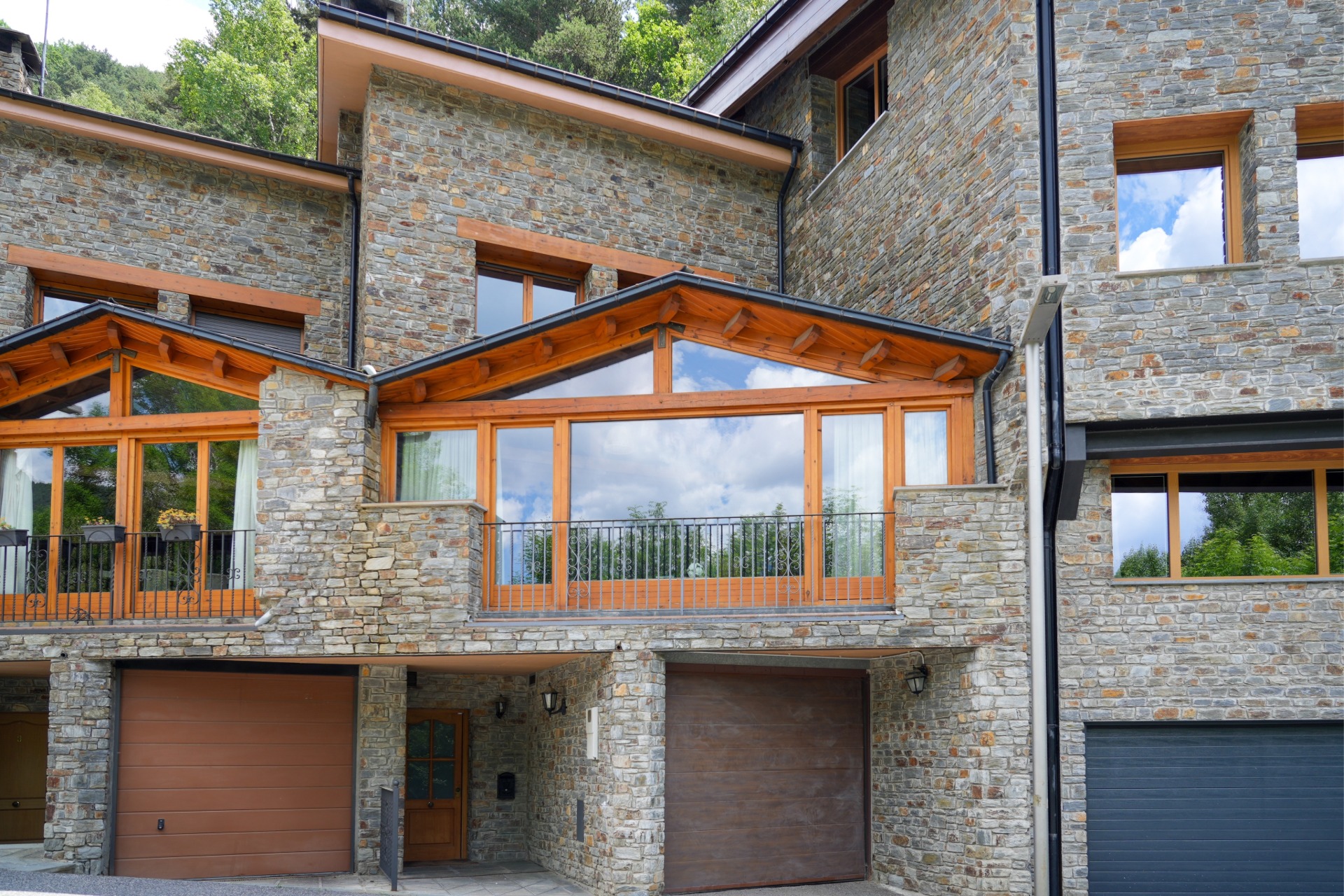 Casa adossada al Coll d'Ordino, envoltada de natura