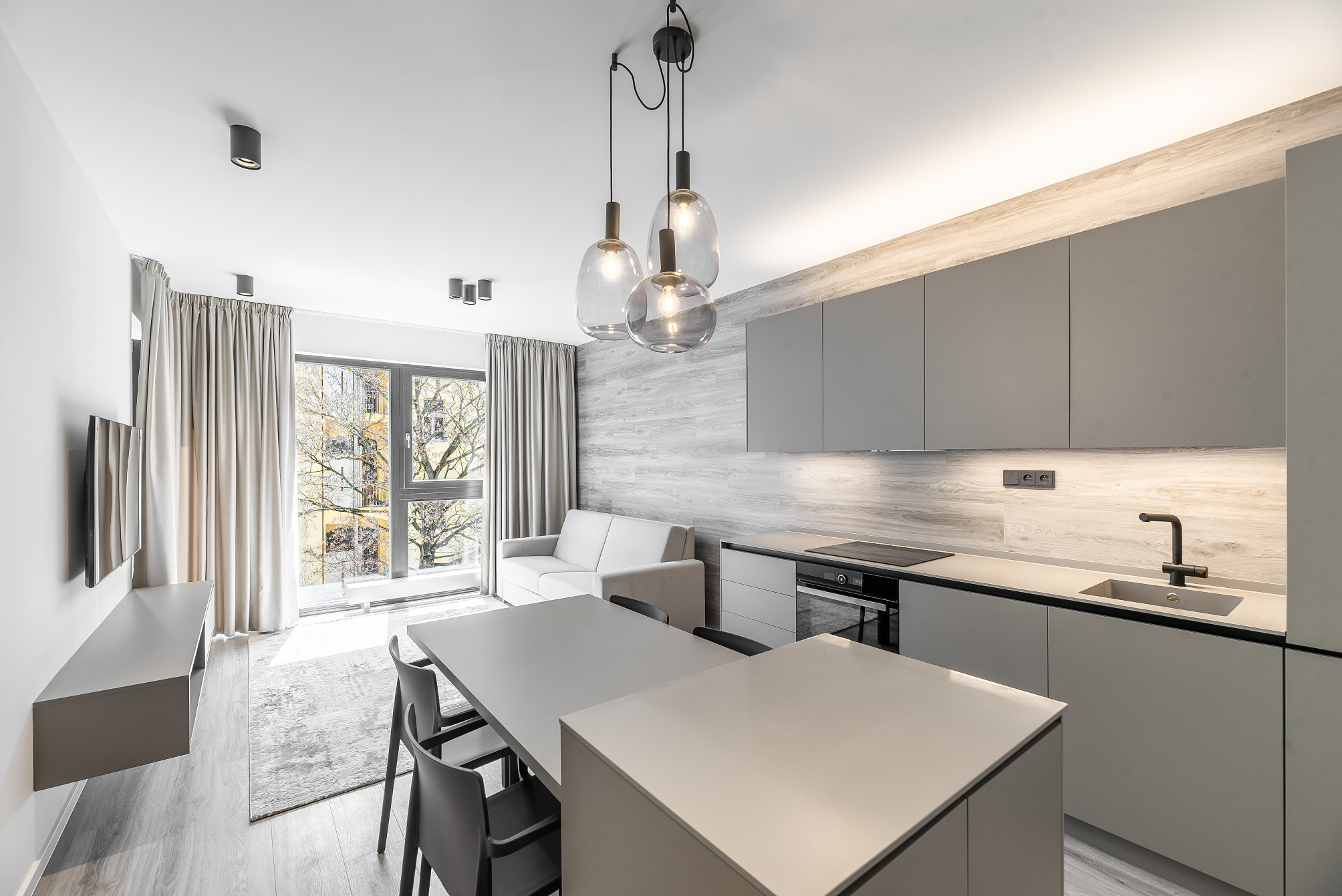 Kompletně zařízený byt s balkonem v rezidenci Staropramenná