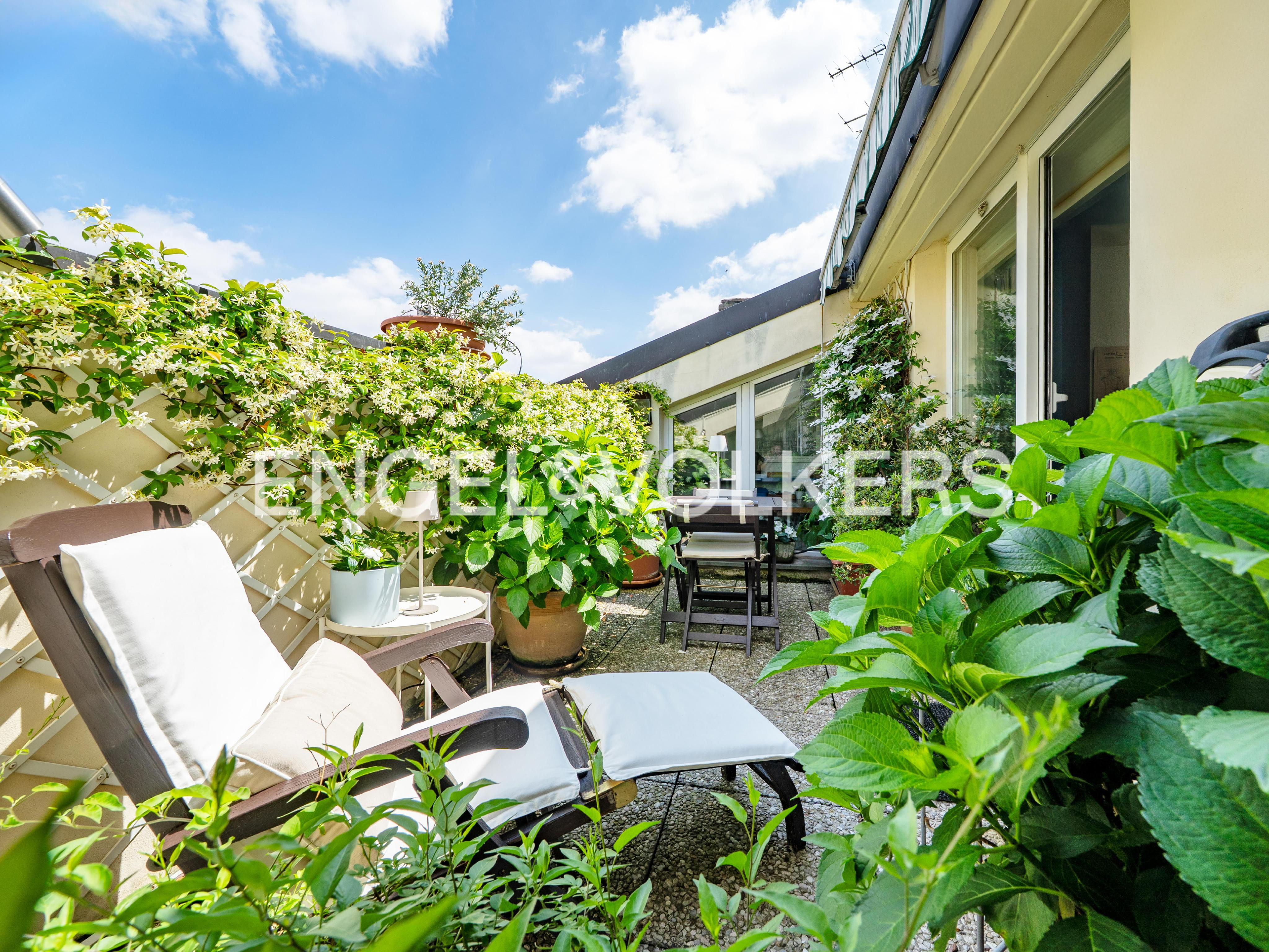 Elegant two-level apartment with terraces in via Ippodromo