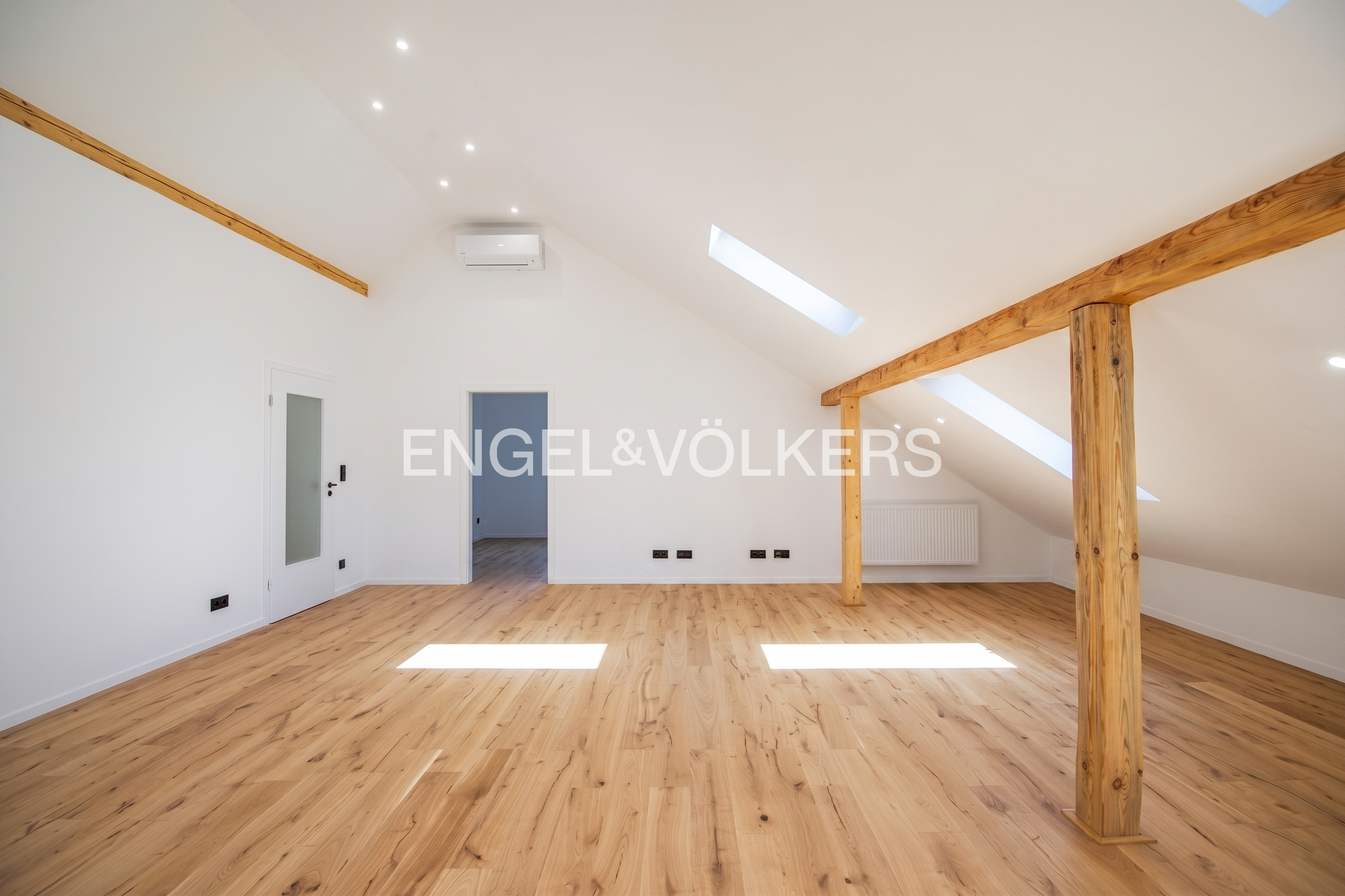2-Zimmer-Dachgeschosswohnung zum Erstbezug nach vollständiger Sanierung
