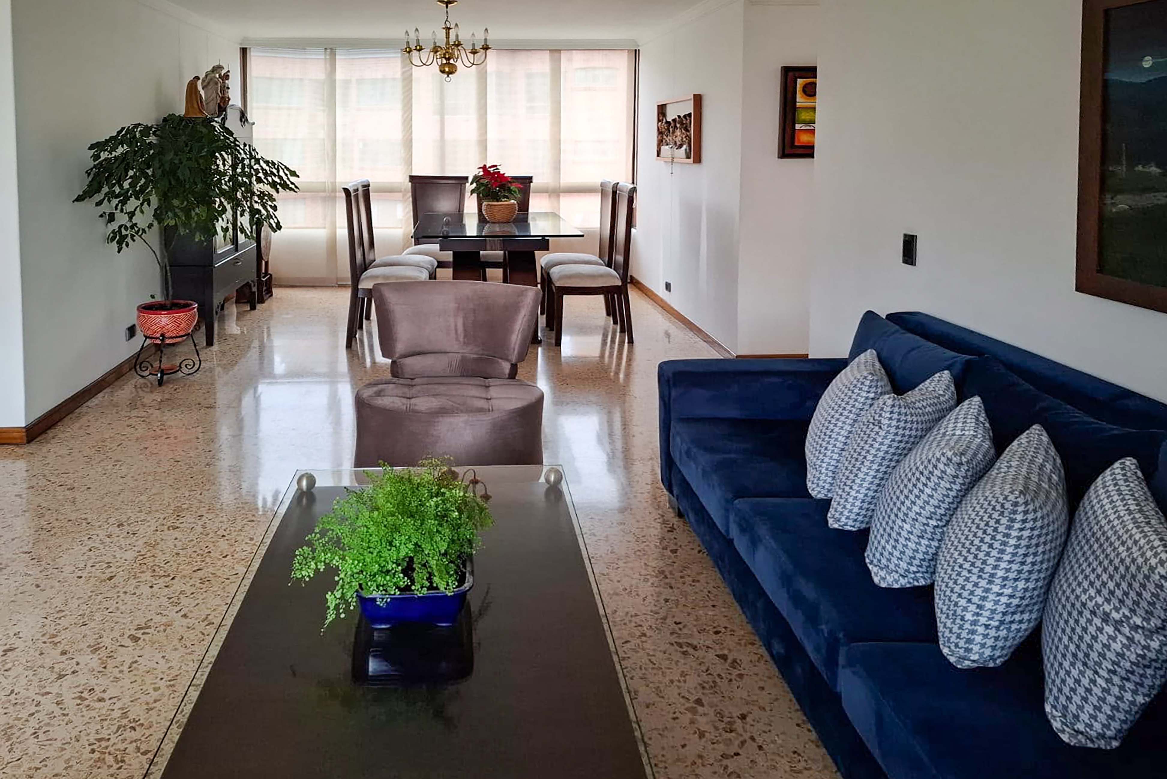 Amplio apartamento con terraza y clubhouse para venta en Patio Bonito, El Poblado