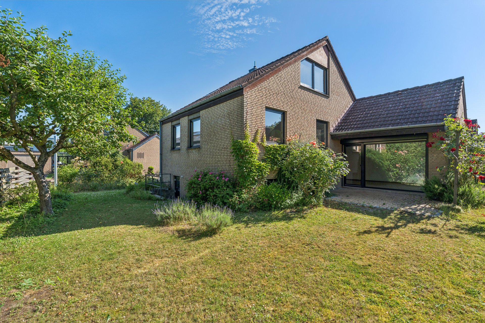 Familienglück am Stadtrand – Reihenendhaus mit Garten, Garage und Zukunftspotenzial