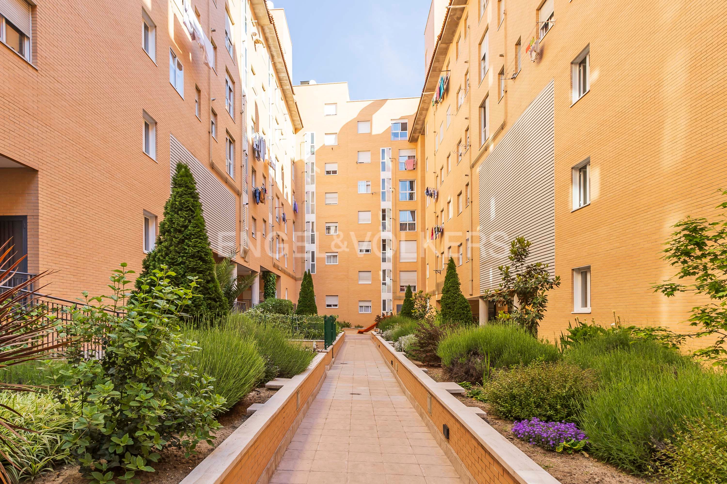 Studio in a complex with a pool and parking space
