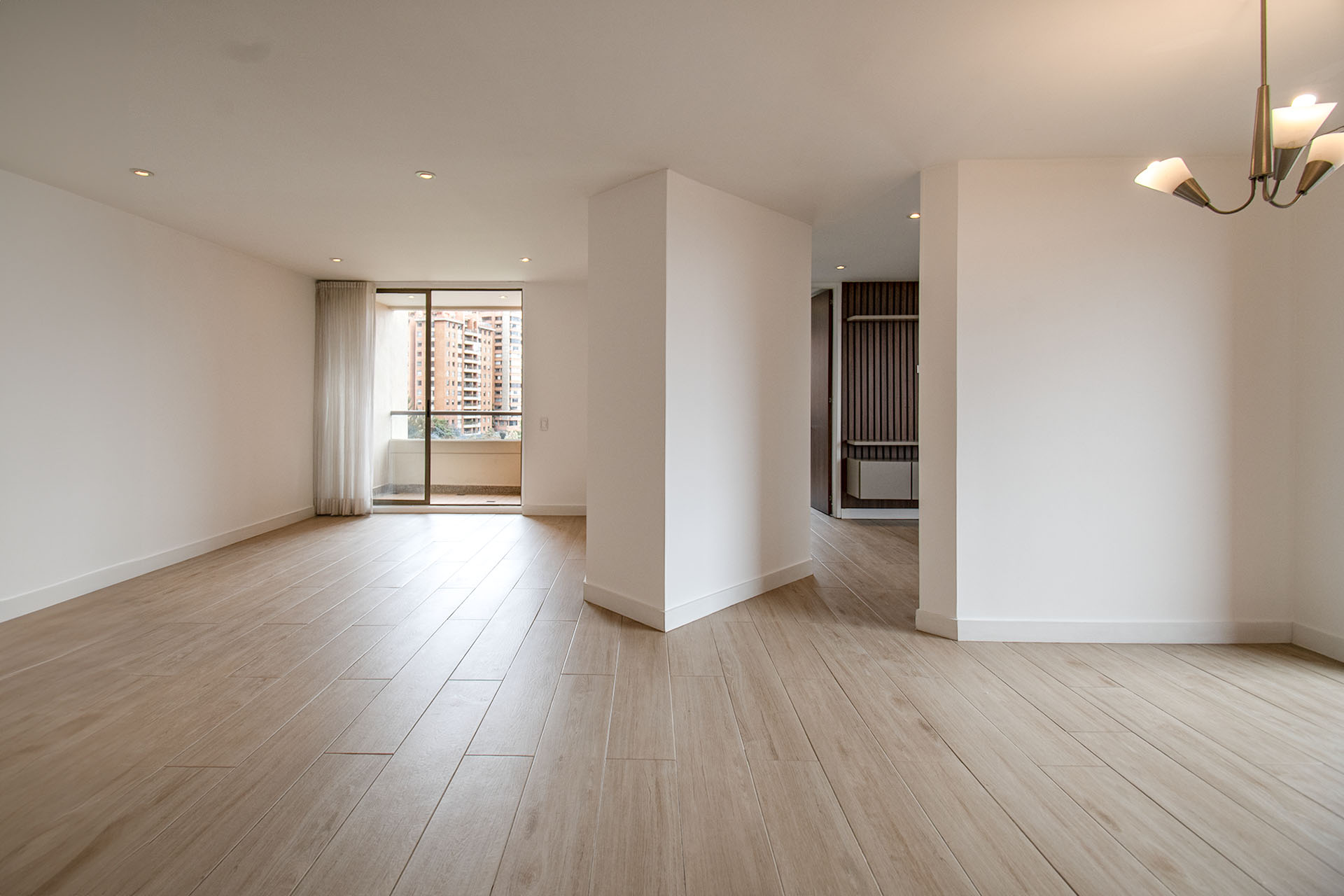 Moderno apartamento con balcón y clubhouse para arriendo en Bella Suiza Alta