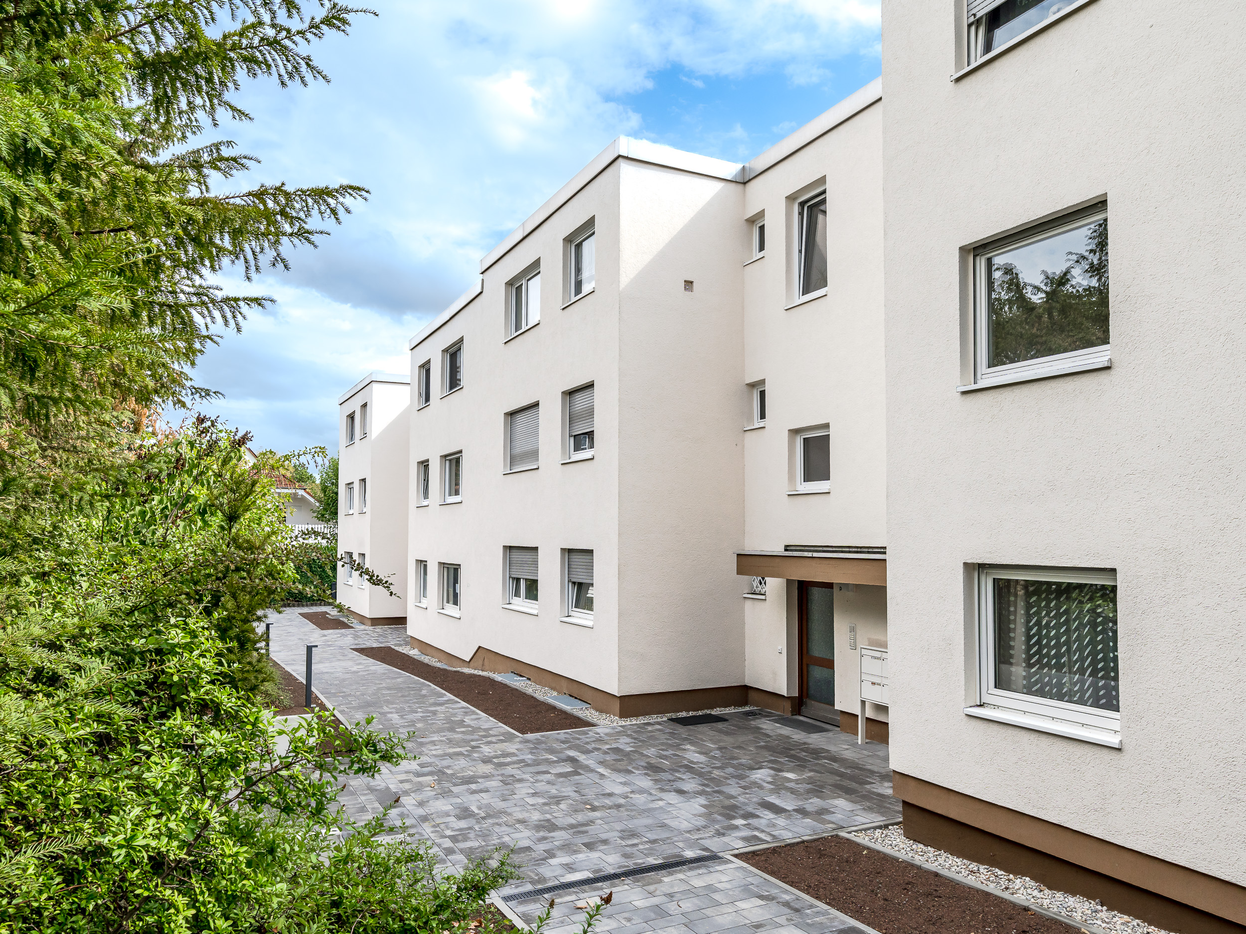 Light, Generosity, Comfort: Well-Maintained Condominium in an Attractive Location
