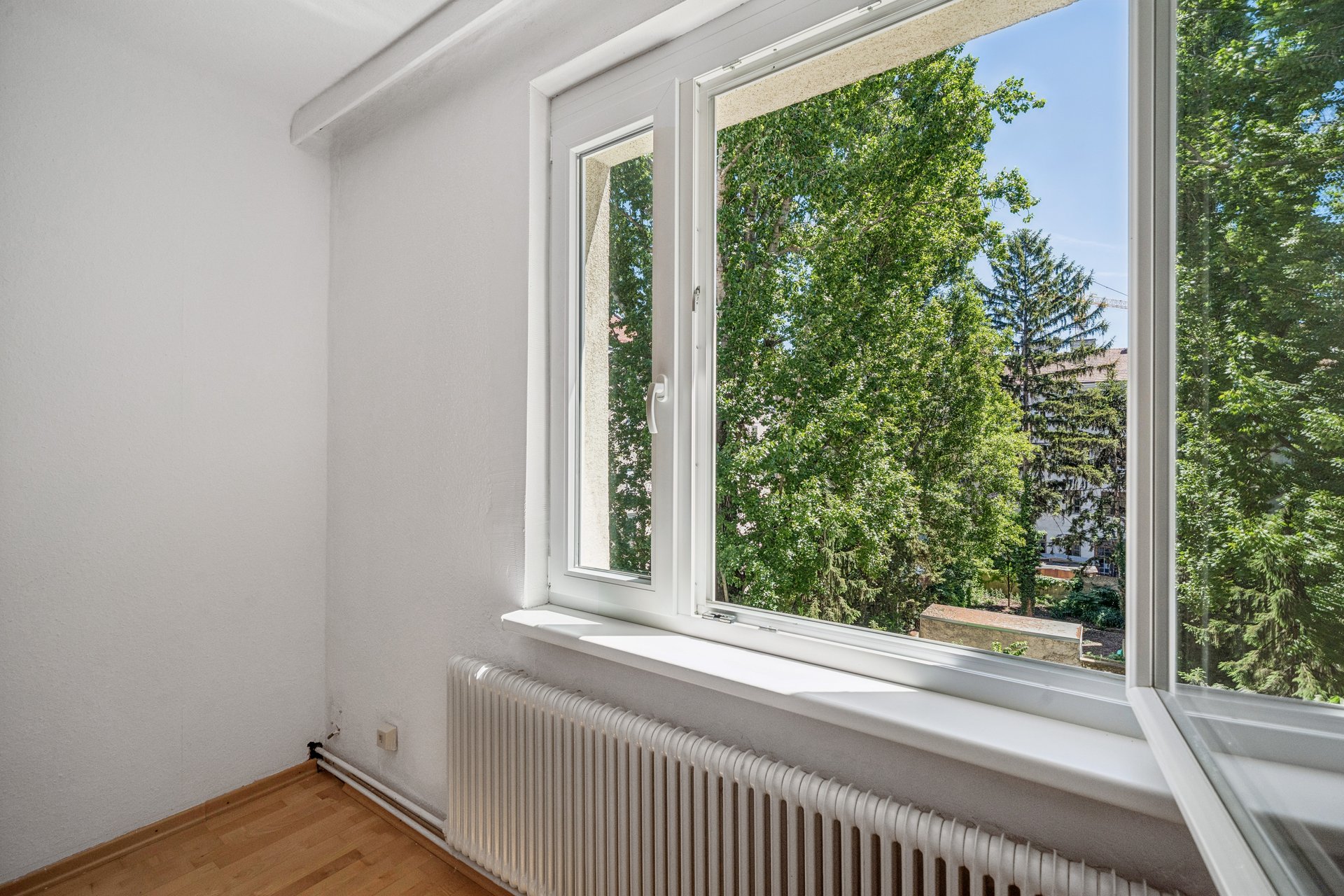 Spacious Starter Apartment Near the New Danube & SCN Shopping Center