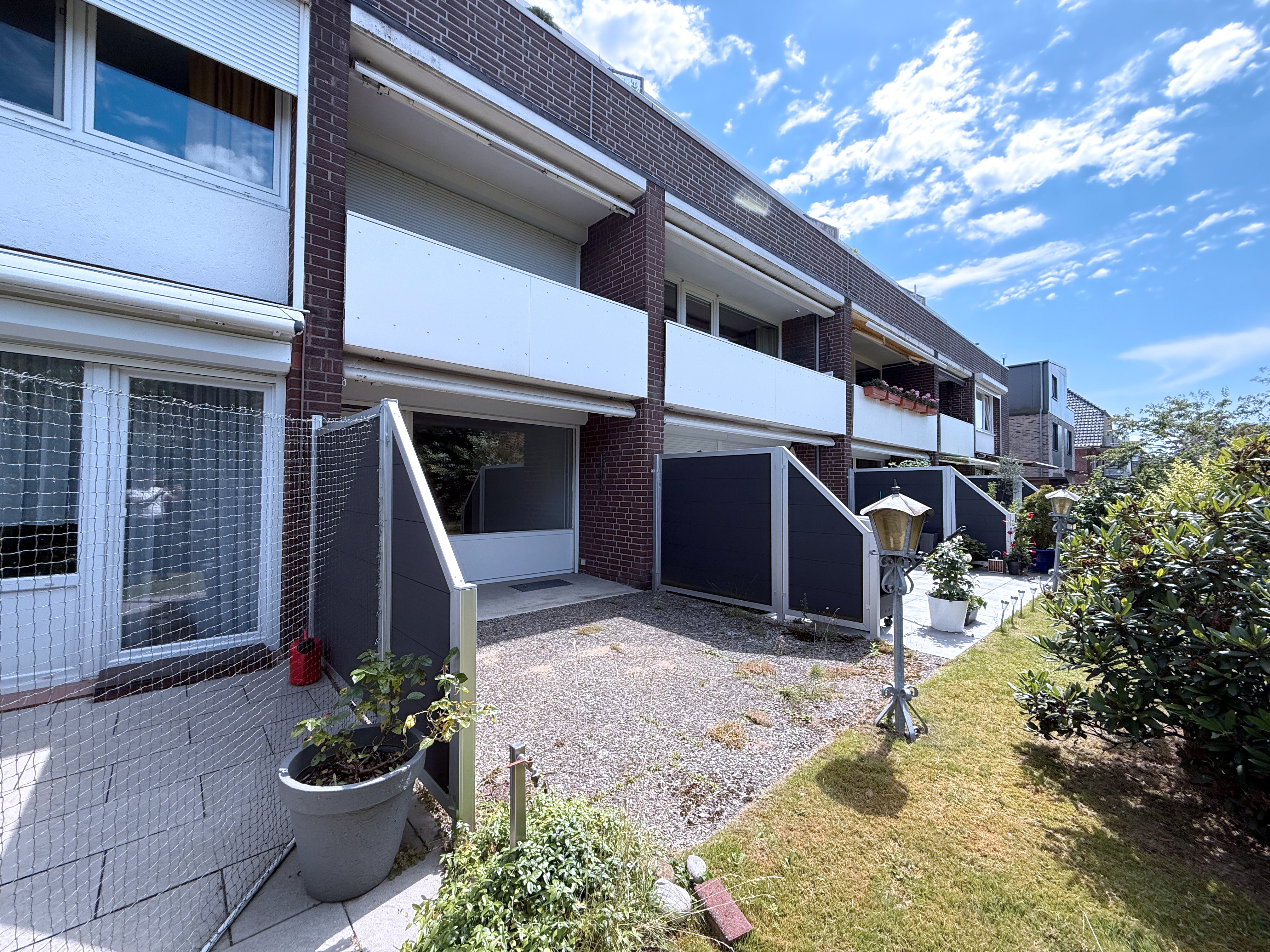 Ruhiges Wohnen mit Blick ins Grüne: 3-Zimmer Hochparterrewohnung mit Loggia und Tiefgaragenstellplatz
