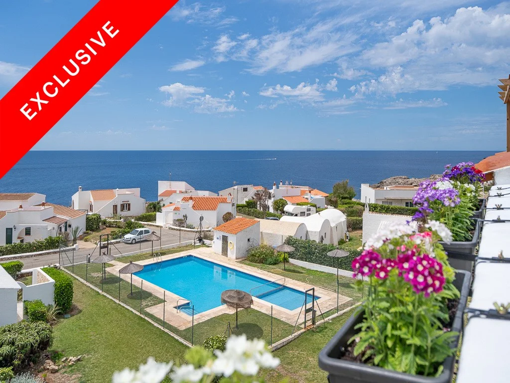 Coqueto apartamento recién reformado con terraza, piscina y vista mar en Binibeca, Menorca