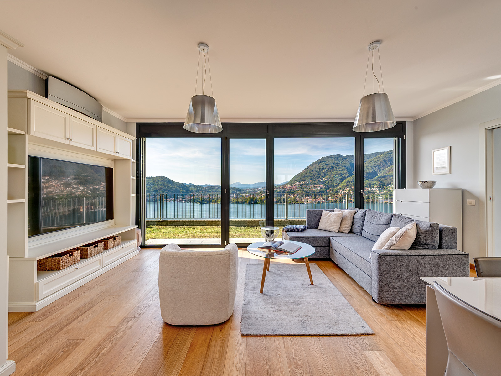 Modernes Apartment mit privatem Garten und Panoramablick auf den Comer See