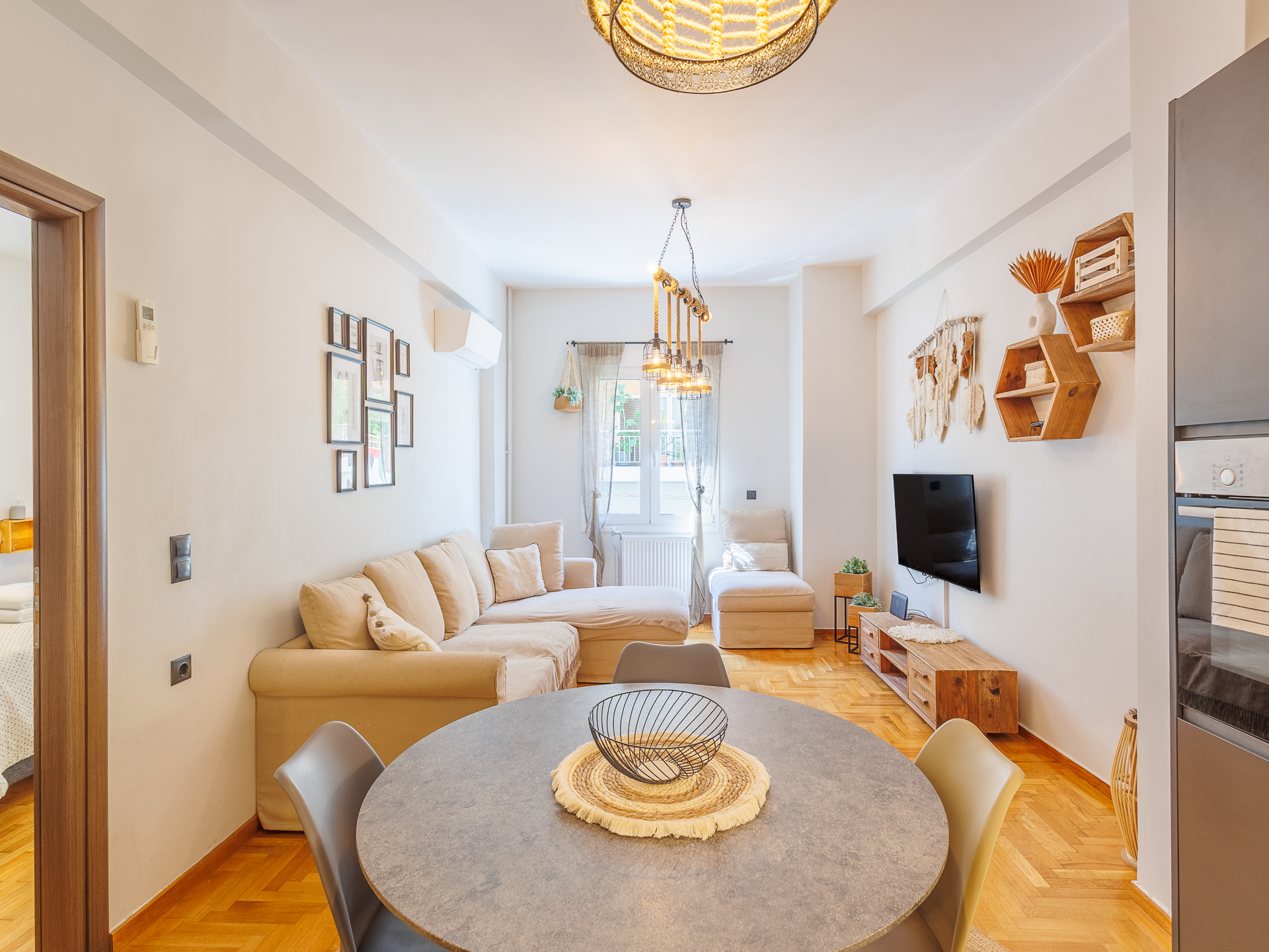 Turnkey Airbnb apartment in Thiseio with license