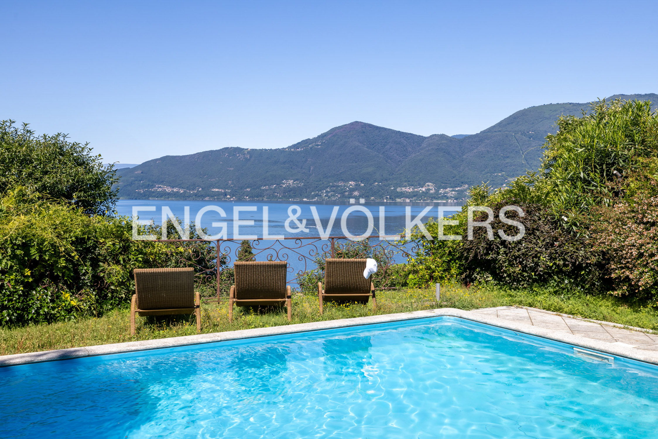 Villa in the greenery with wonderful lake view and pool