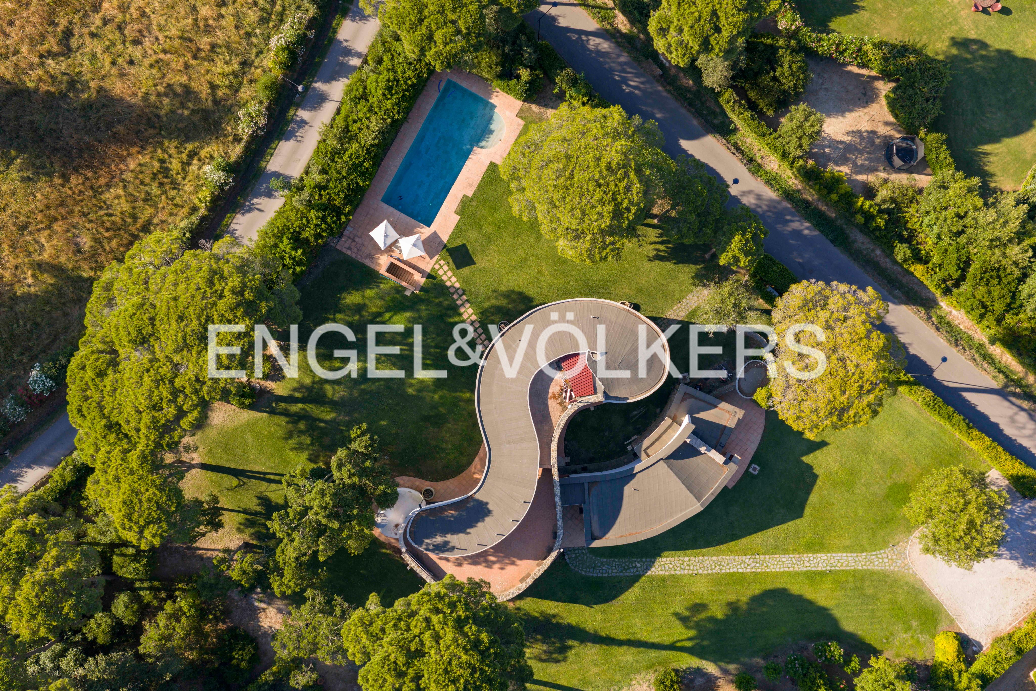 Luxury oasis between pine forest and golden beaches