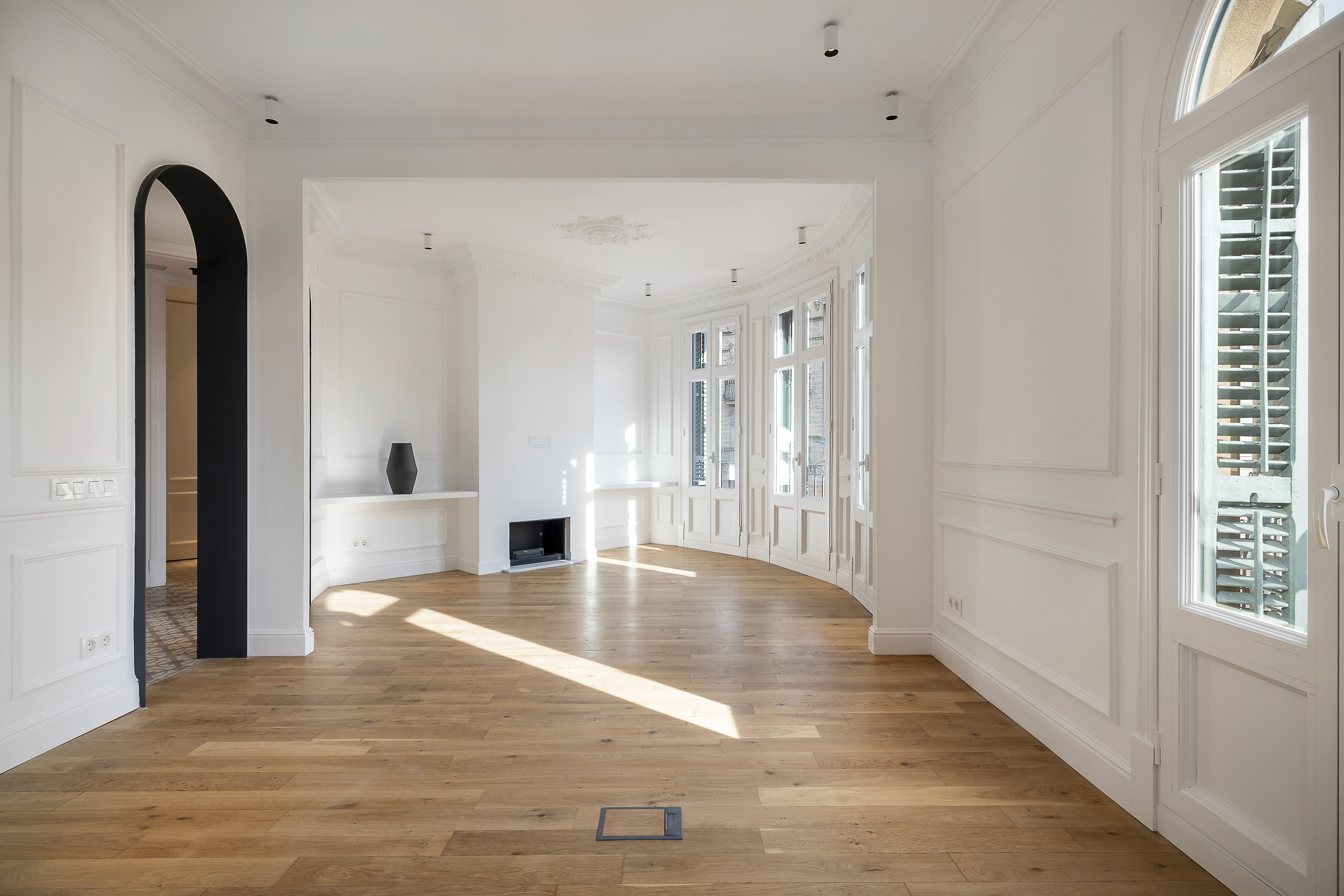 High and newly refurbished apartment with 6 balconies