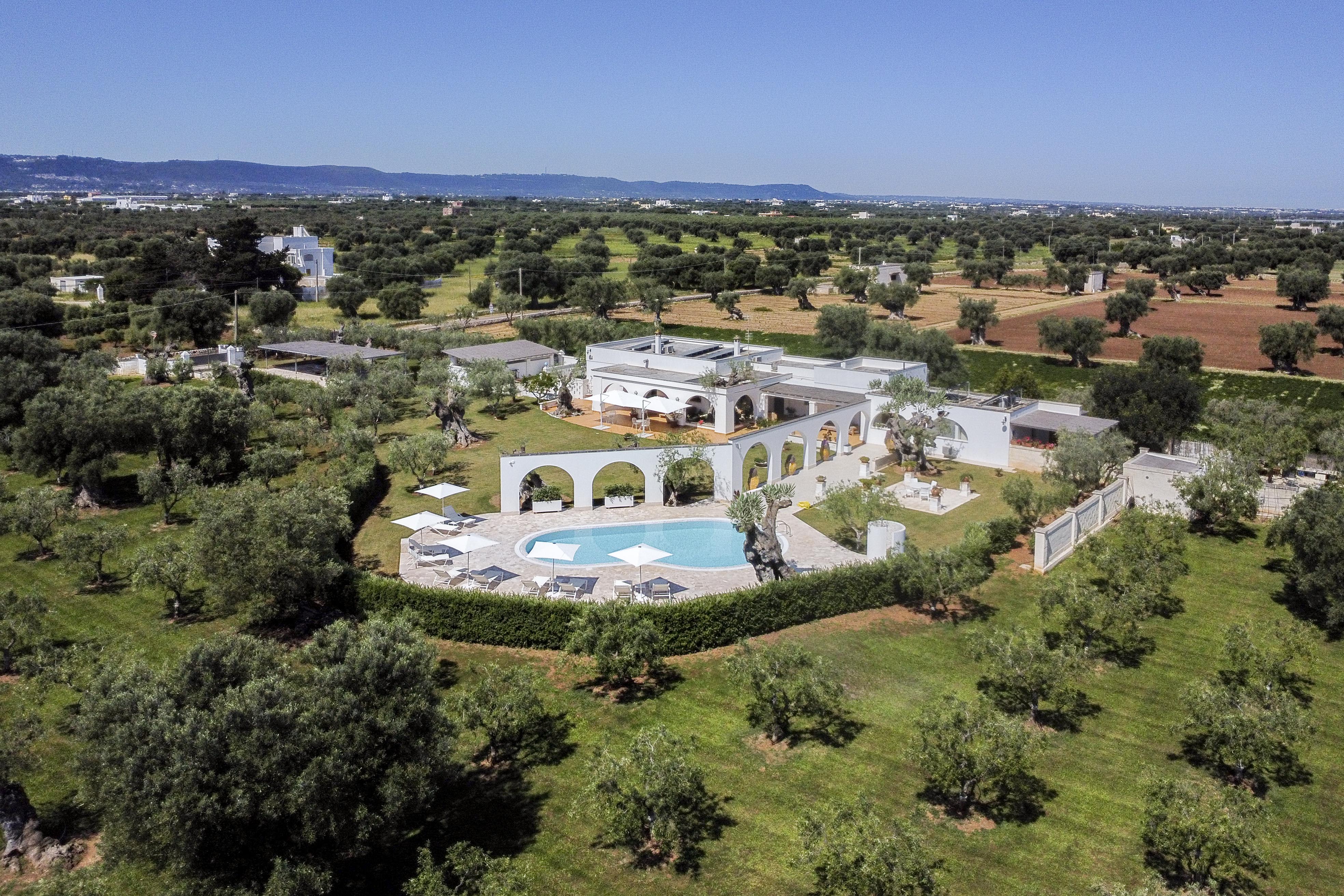 Savelletri, villa with pool between sea and golf