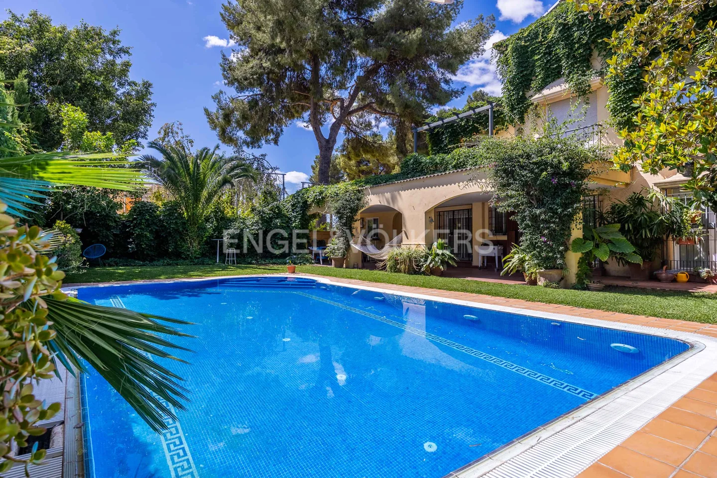 Spectacular oasis of tranquility and beauty in the exclusive Santa Clara, Seville