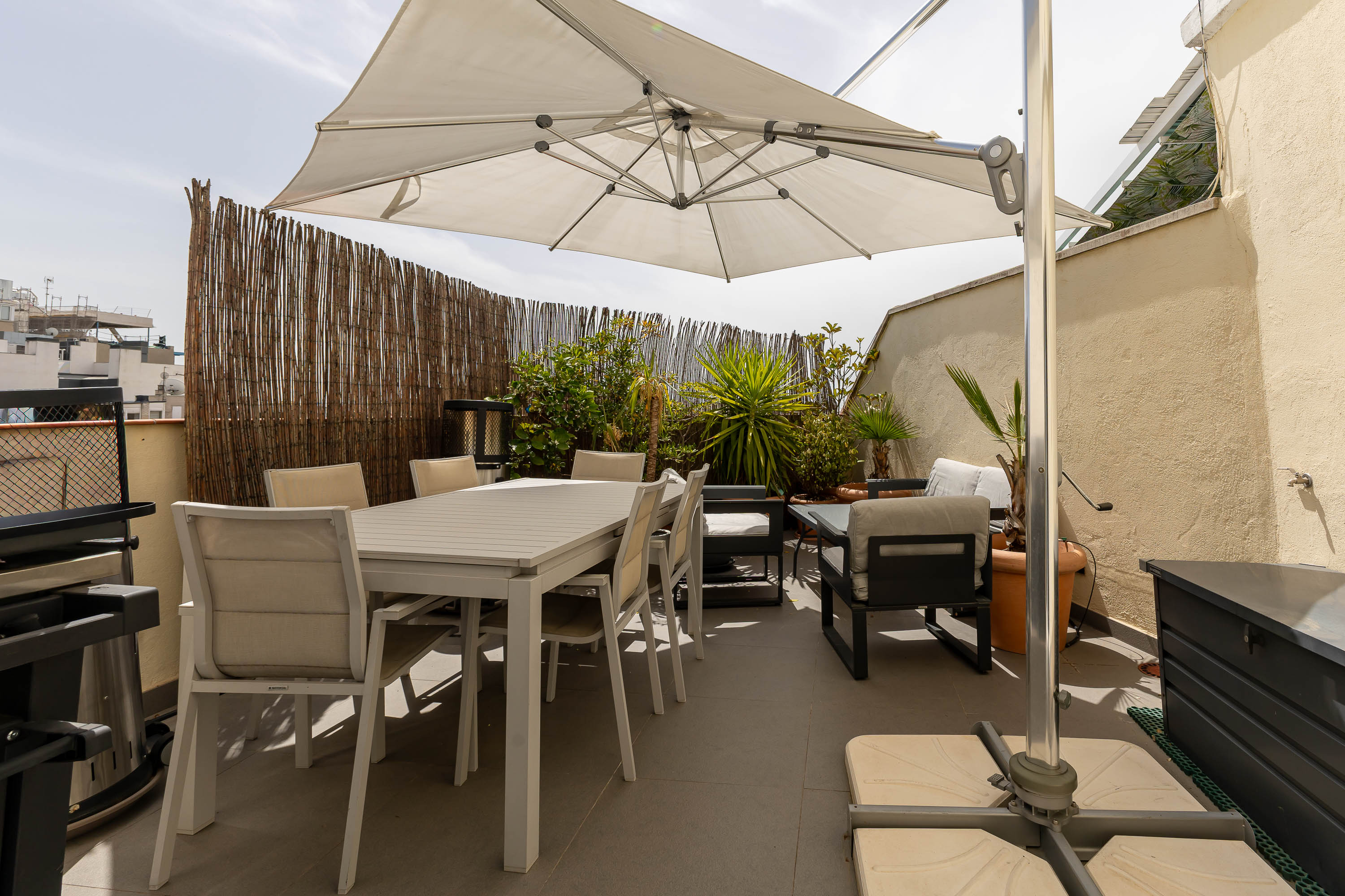 Exclusive penthouse with 53 m² of terraces