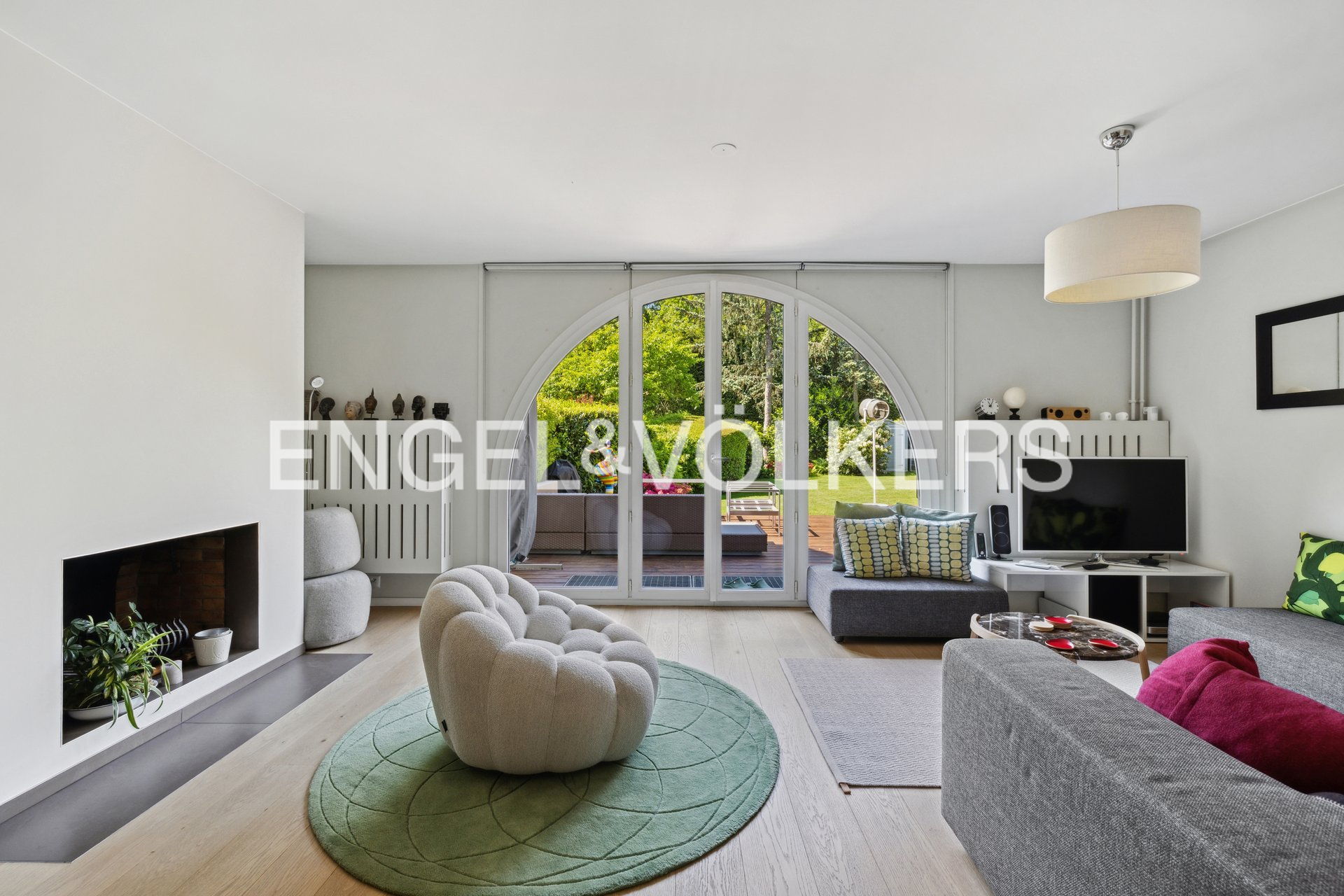 Beautiful  Family Villa next to the lake in Bellevue