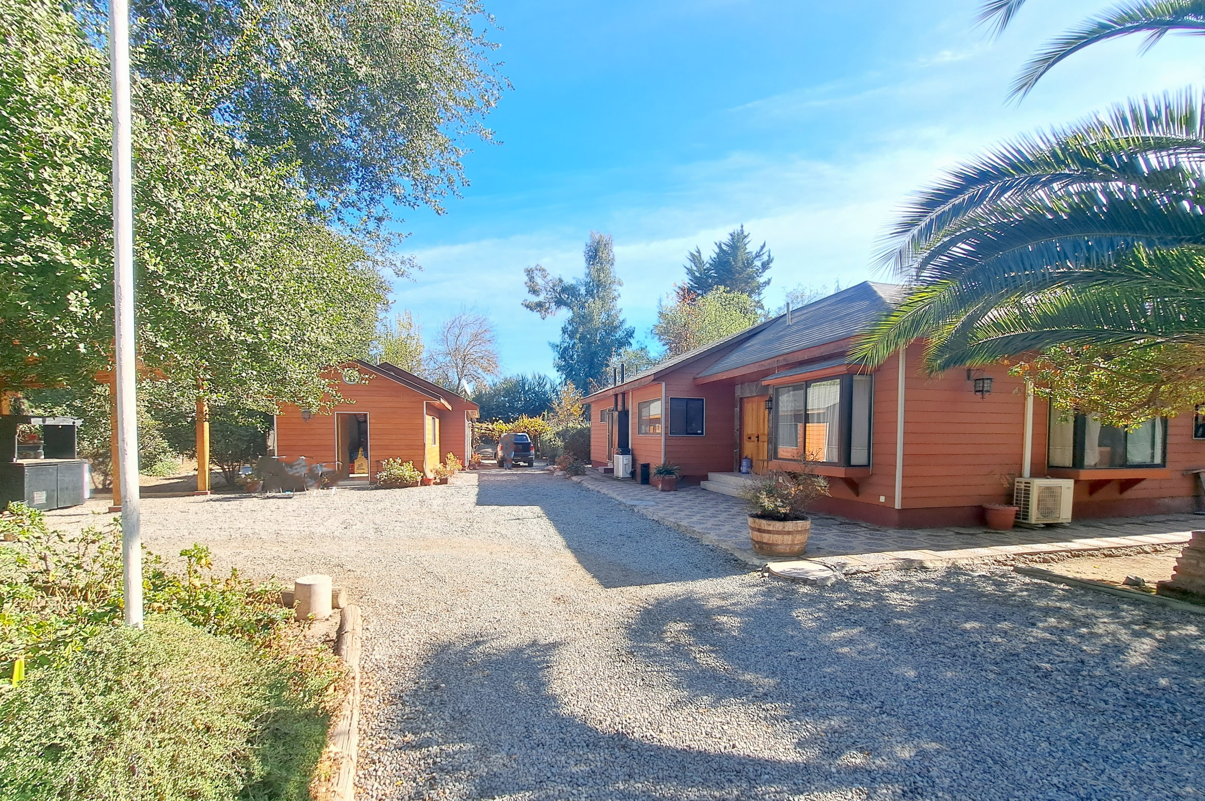 Casa principal con cabaña independiente, quincho y piscina