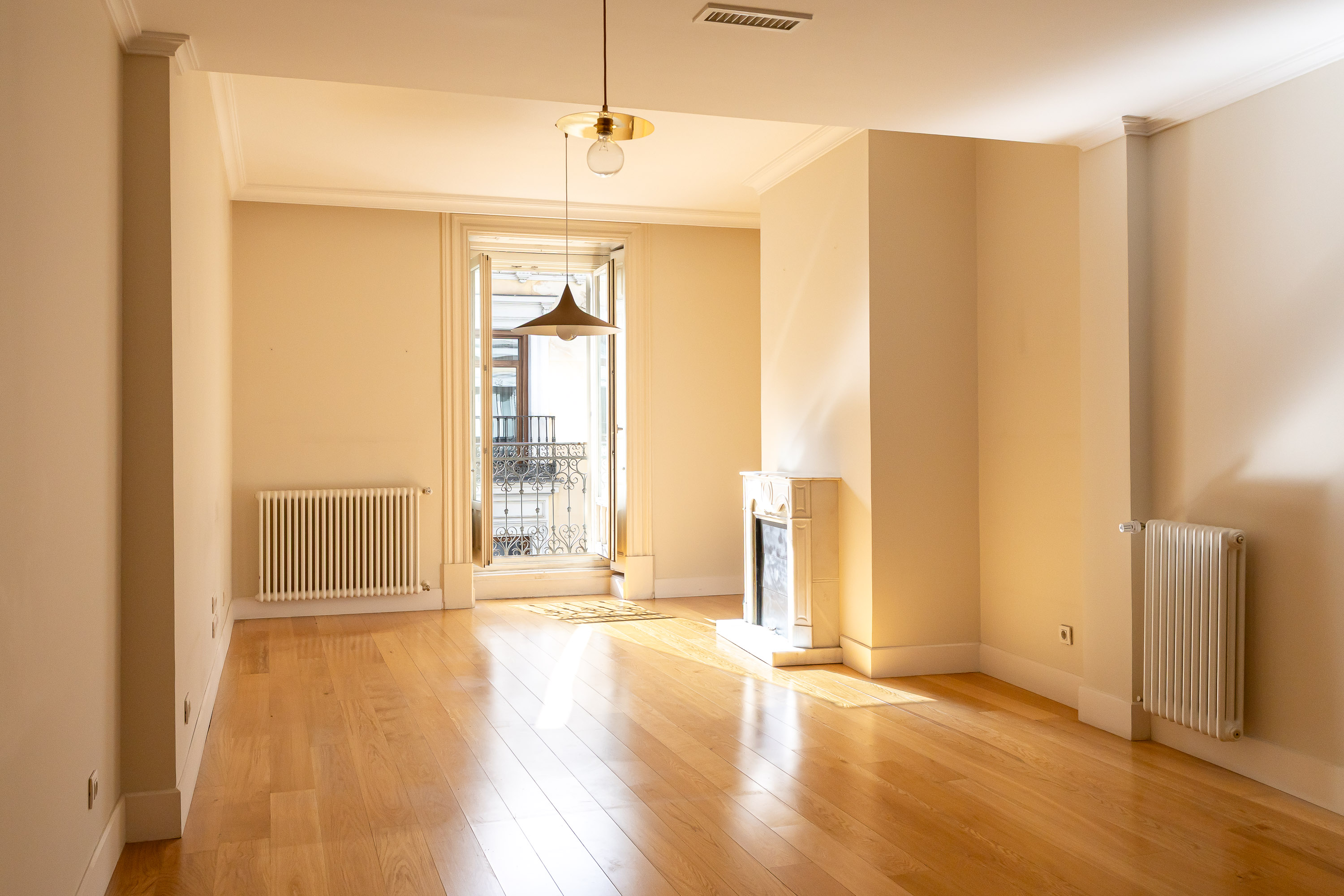 Elegant exterior apartment with balconies in Recoletos, next to Plaza de la Independencia