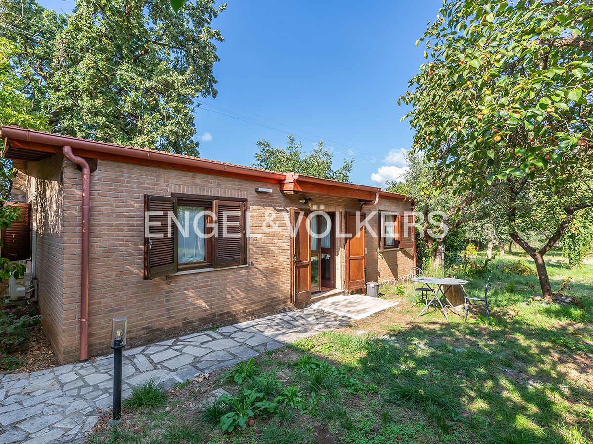 Prestigious panoramic property with private lawn in Colle Mattia