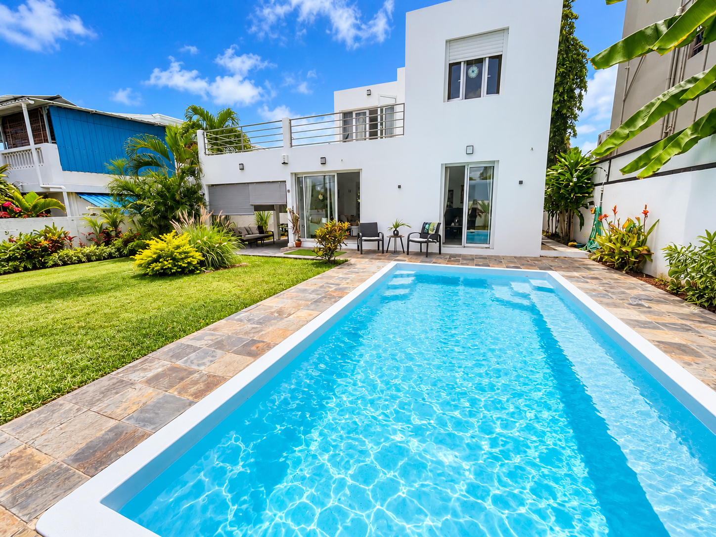 Villa indépendante de 3 chambres avec piscine et toit-terrasse privé à Calodyne