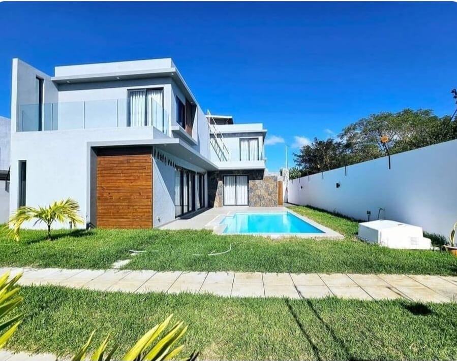 Charming 3-Bedroom House for Rent in Calodyne – Private Pool, Office Space & Close to the Sea