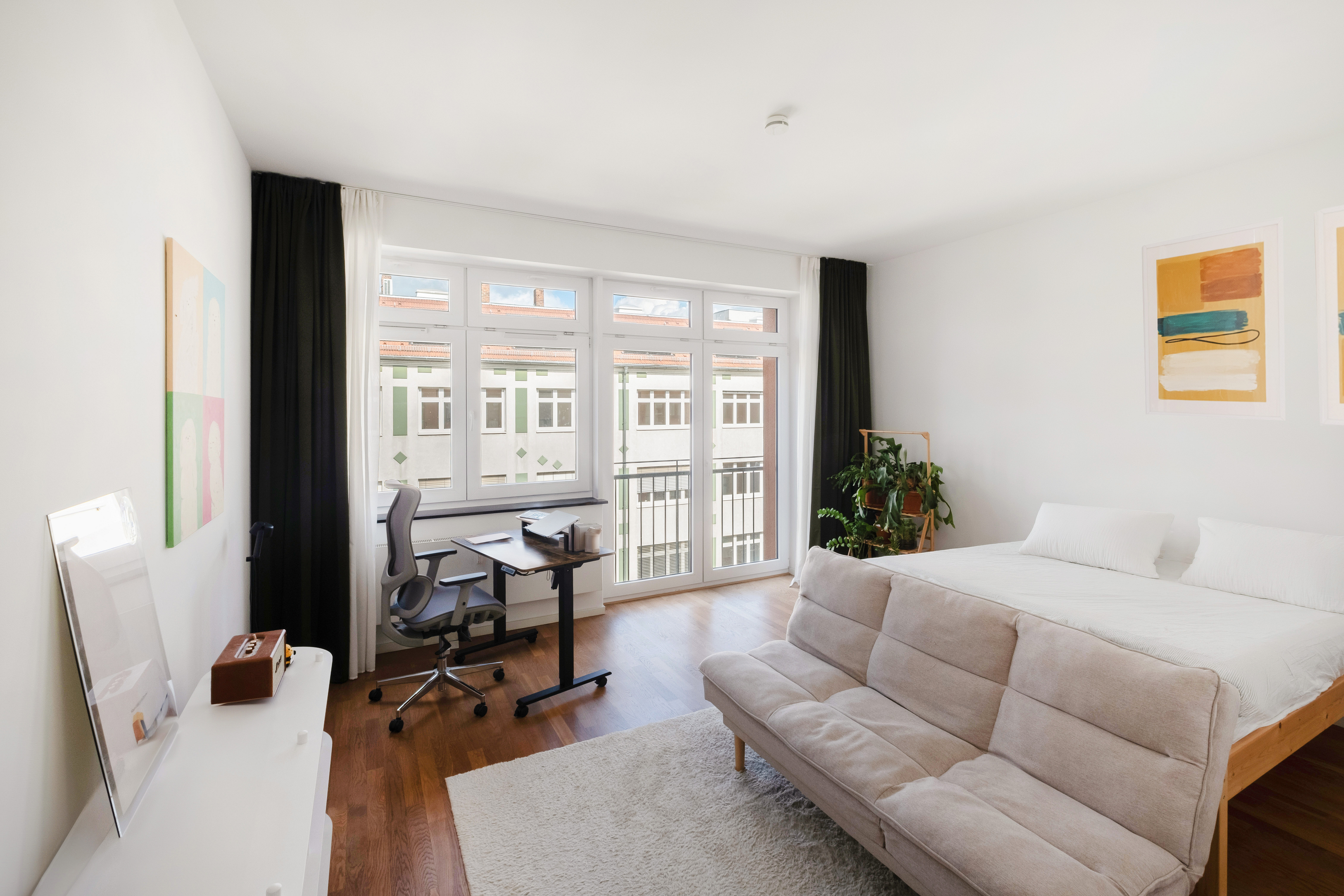 Quiet courtyard location, lively neighborhood – Stylish apartment with shared rooftop terrace