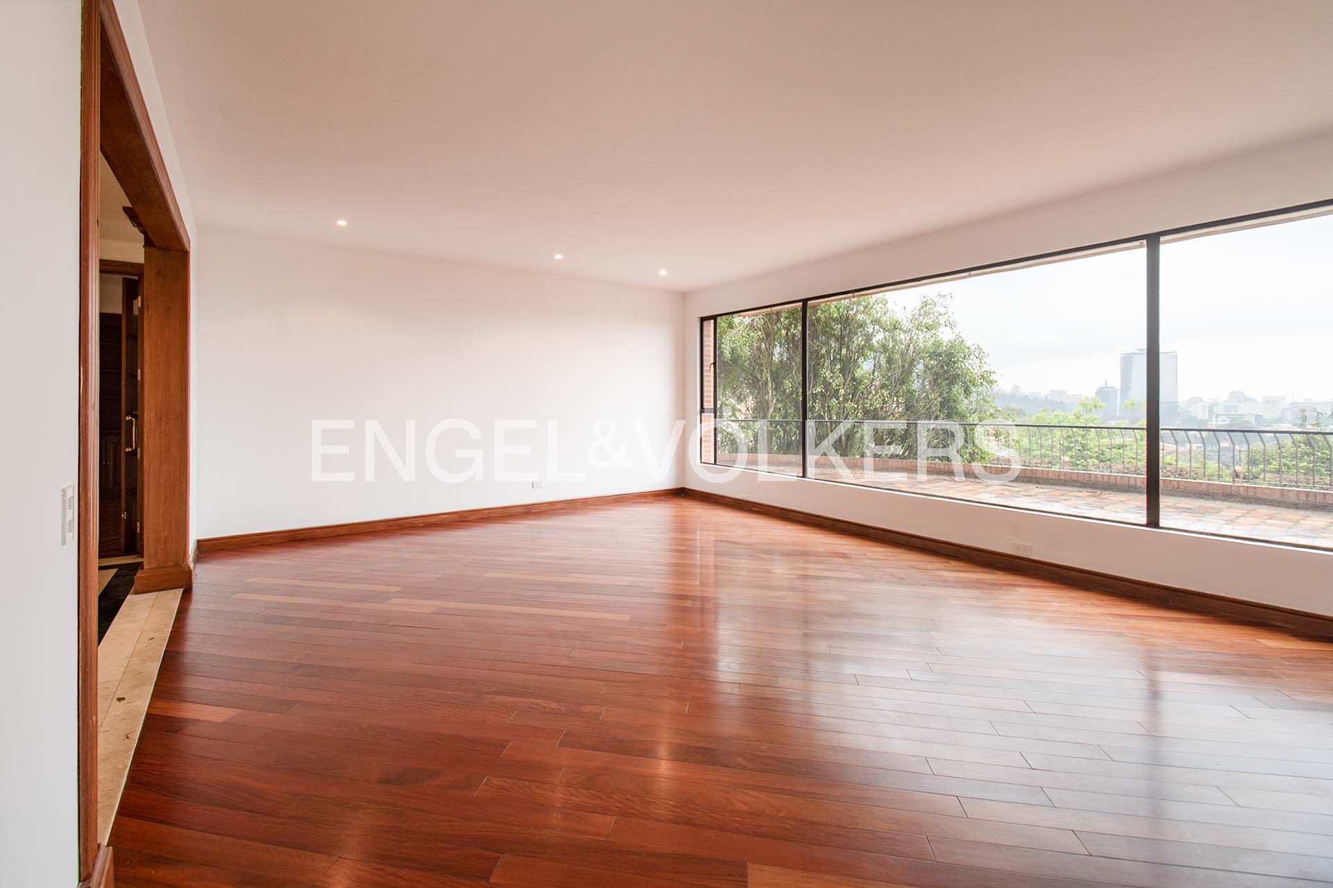 Amplio apartamento con terraza para arriendo en Santa Bárbara Alta