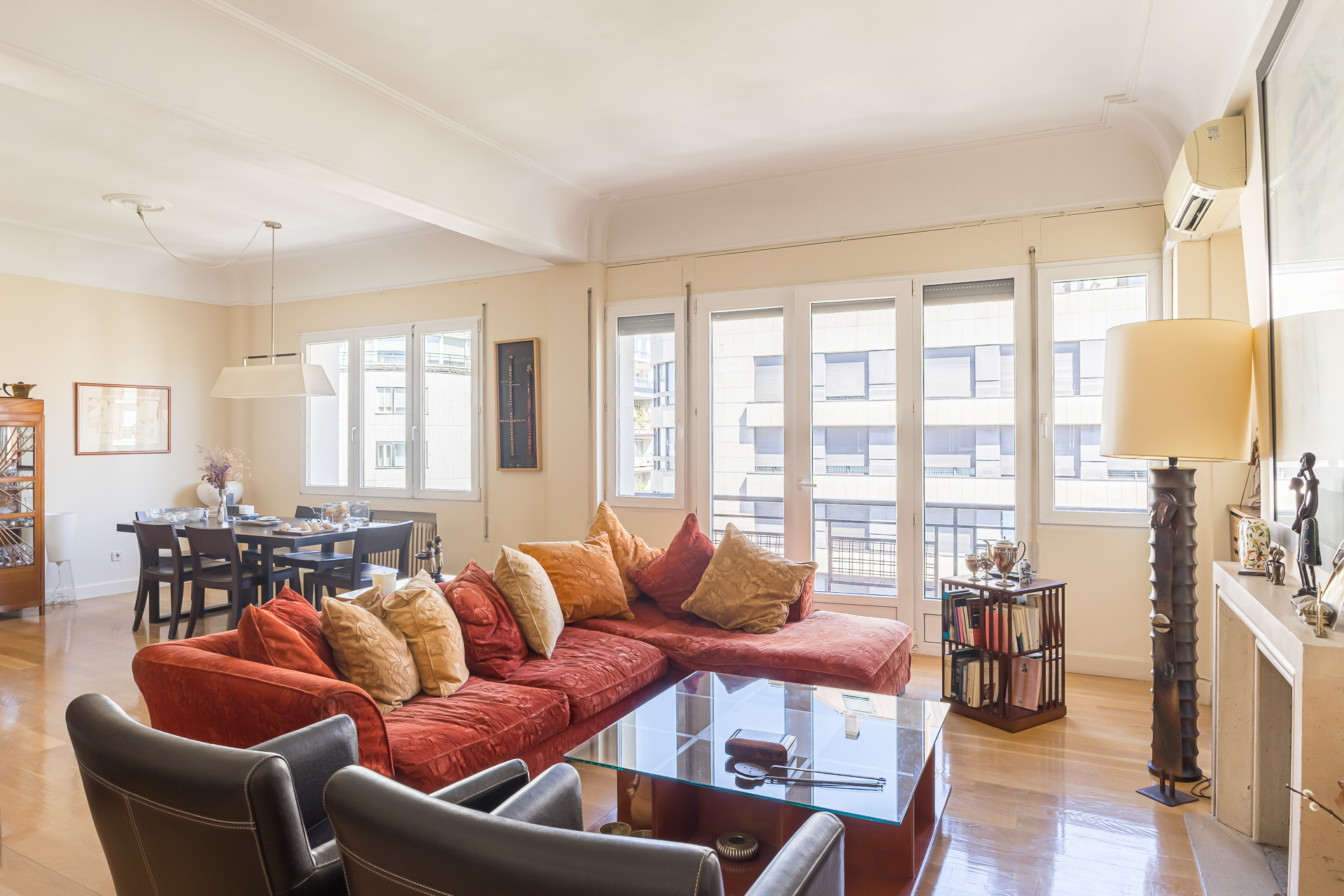 Spacious luxury apartment steps from Retiro and Recoletos