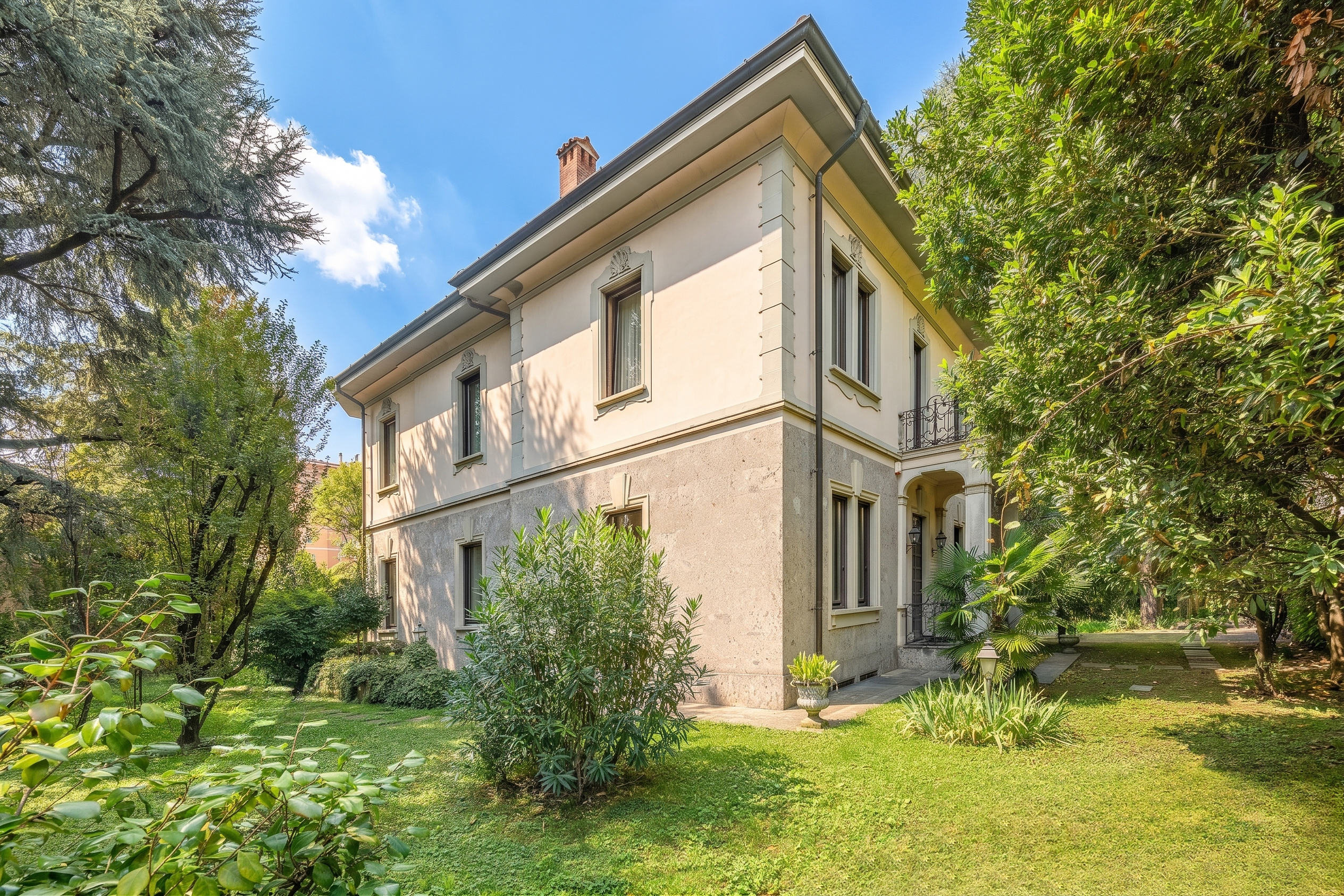 Prestigious historic villa in central Monza