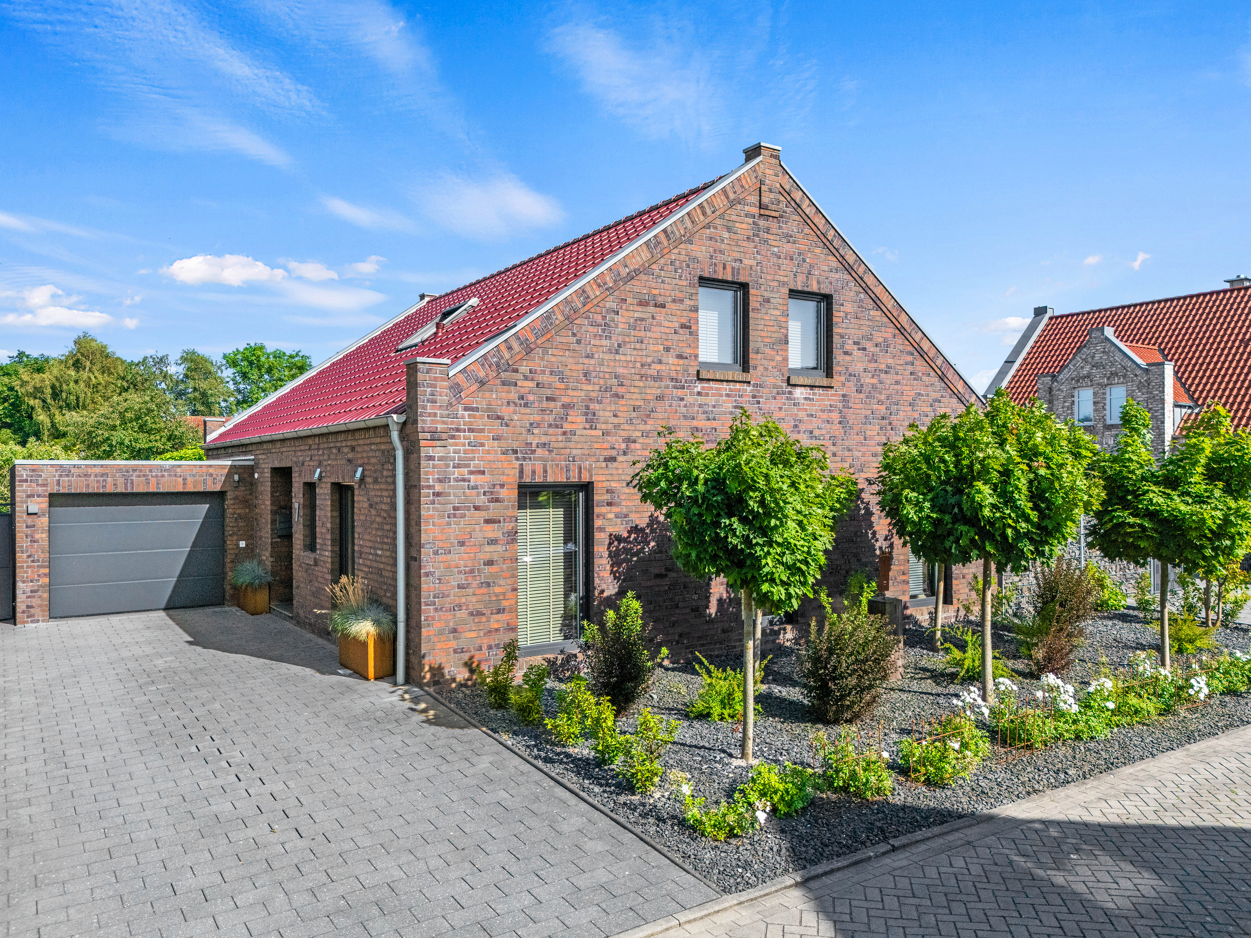 Wohnen mit besonderem Flair – Großzügiges Einfamilienhaus mit außergewöhnlicher Gartenanlage