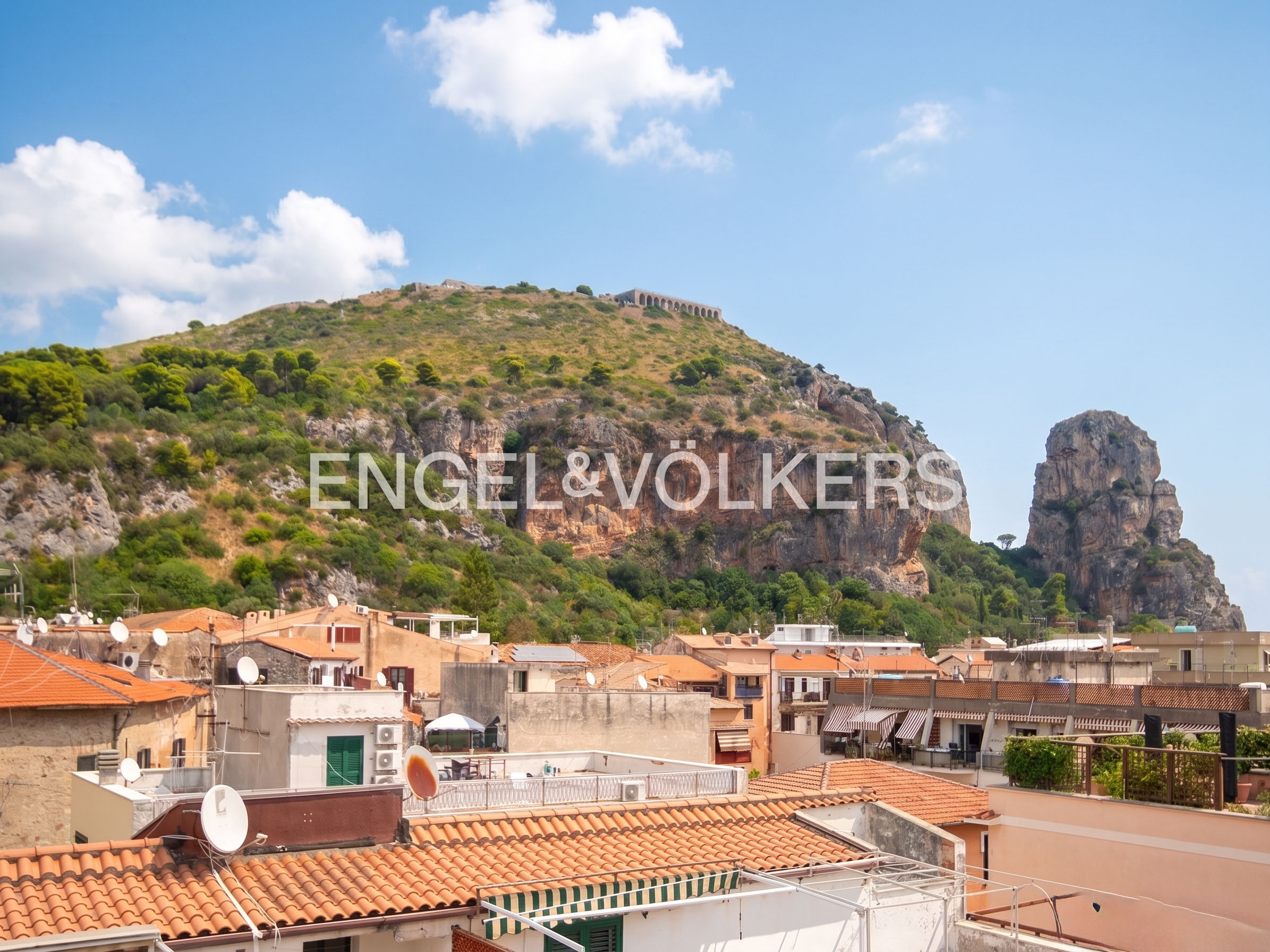 Exclusive apartment in Terracina with panoramic balcony