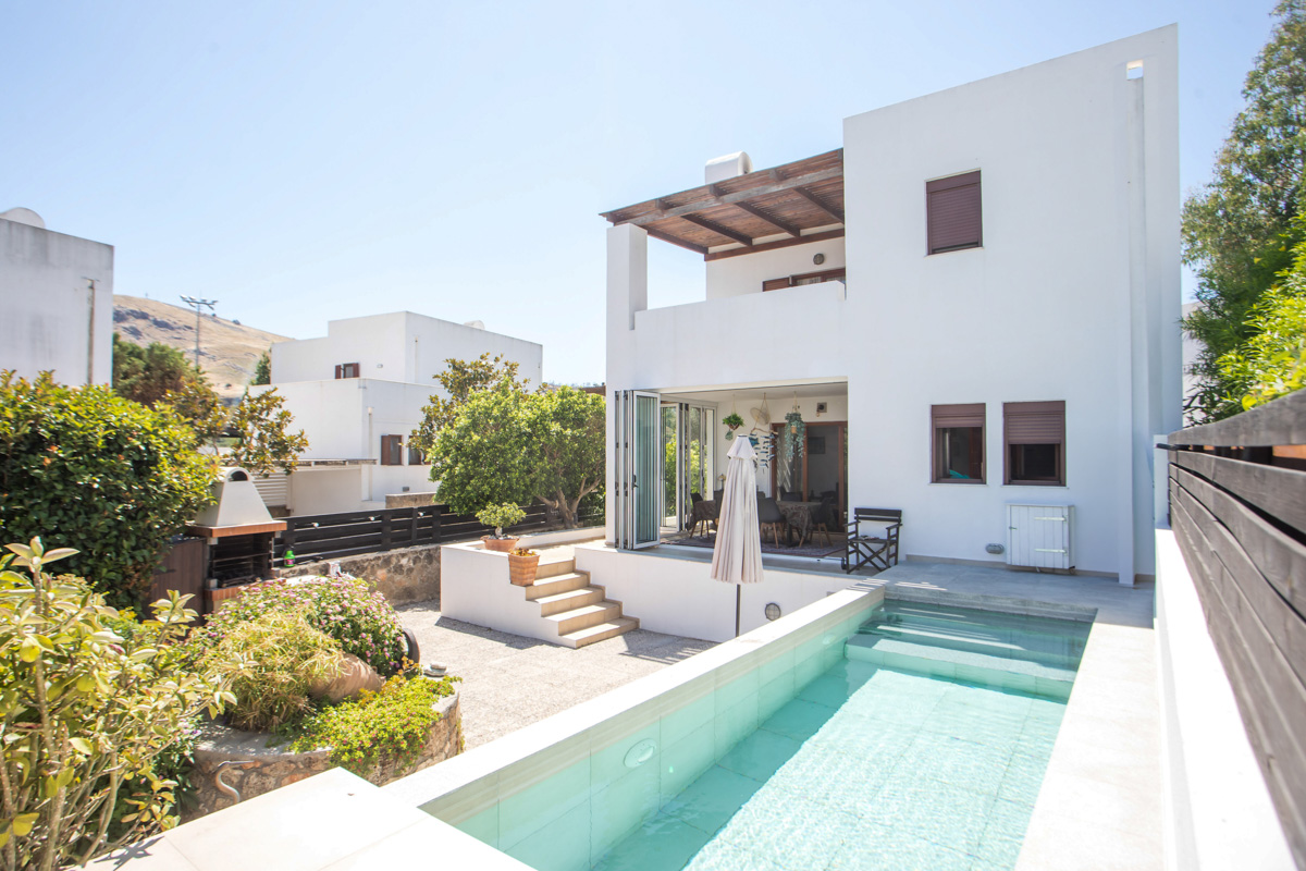 Sunny three bedroom villa with private pool in Lardos