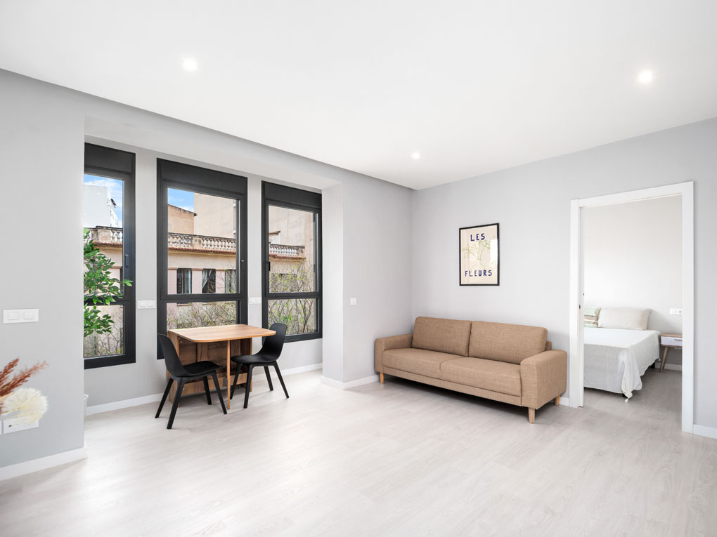 Pis modern reformat amb terrat privat al carrer Blanquerna
