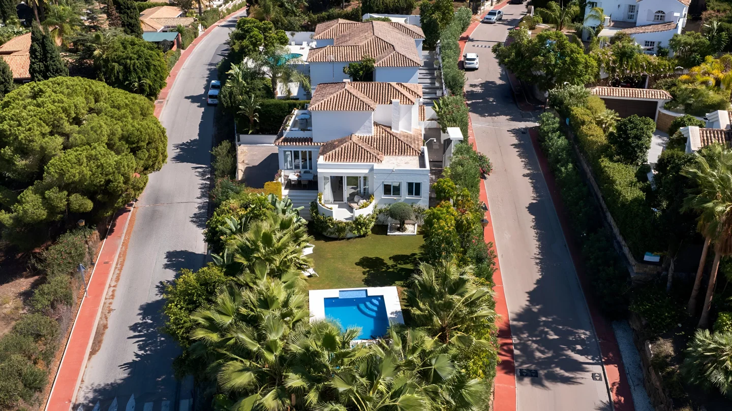 Moderne Villa in Nueva Andalucía mit Panoramablick auf das La Concha-Gebirge