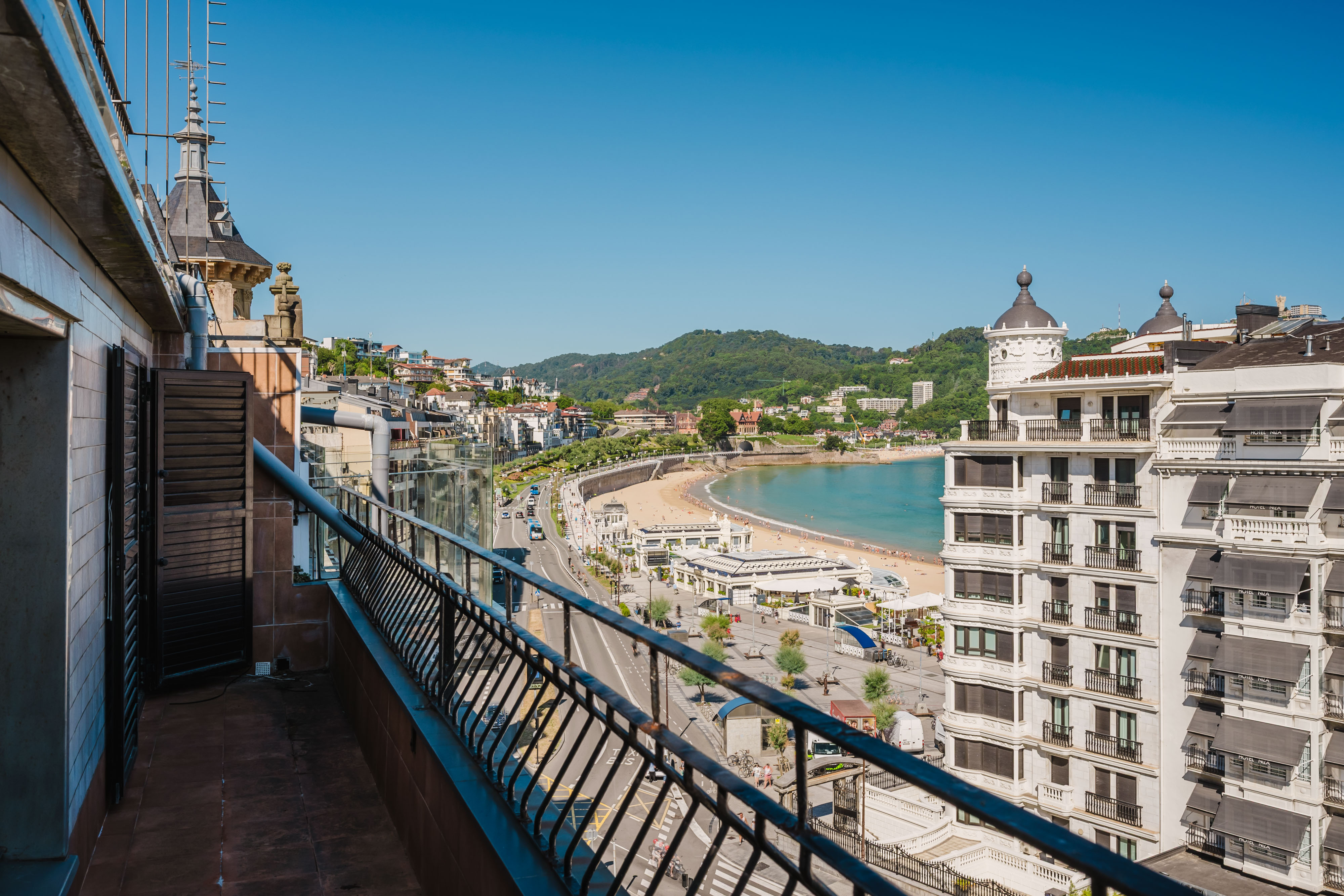Home with terrace overlooking La Concha Bay