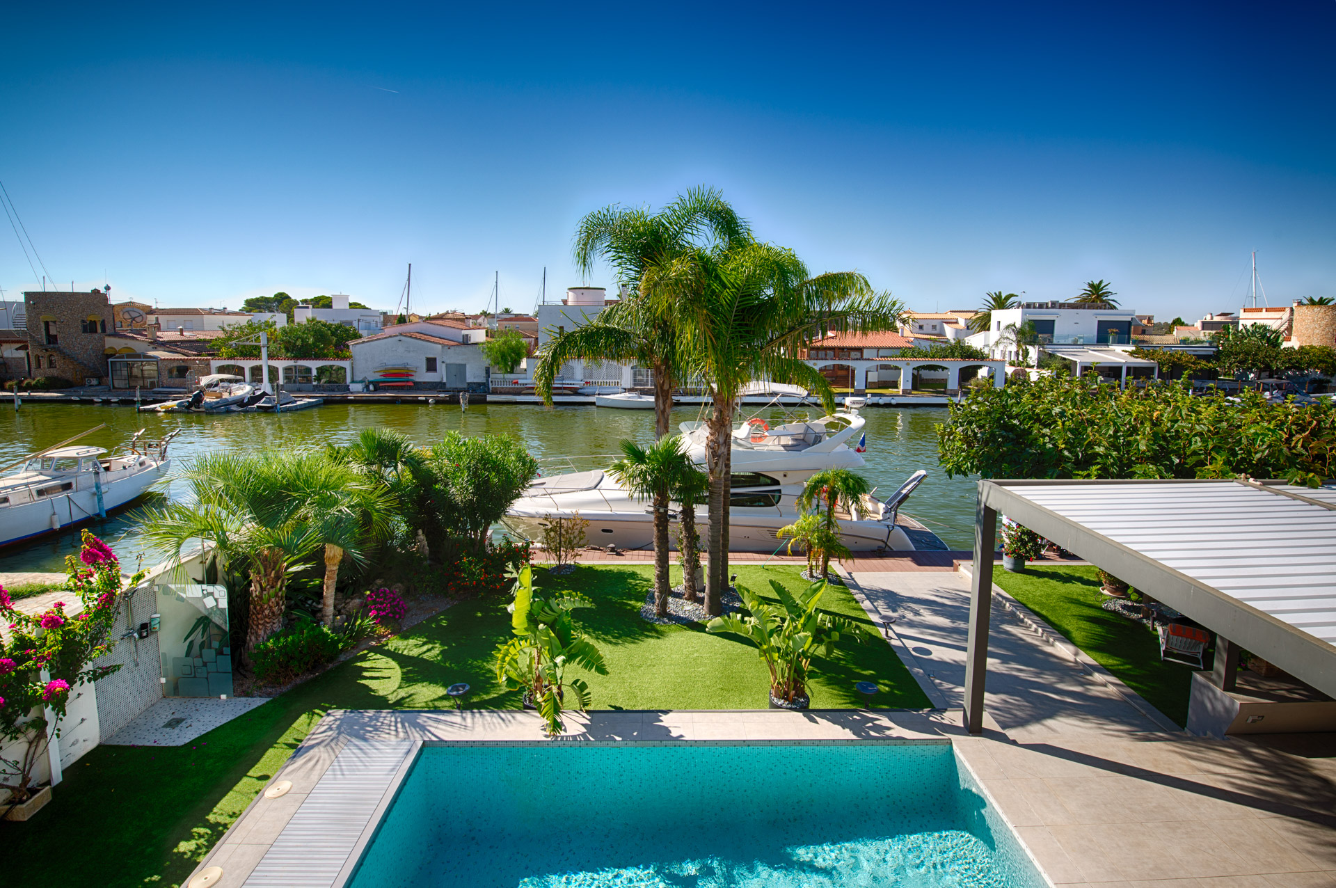 Villa moderna con amarre privado de 22 metros y piscina en Roses
